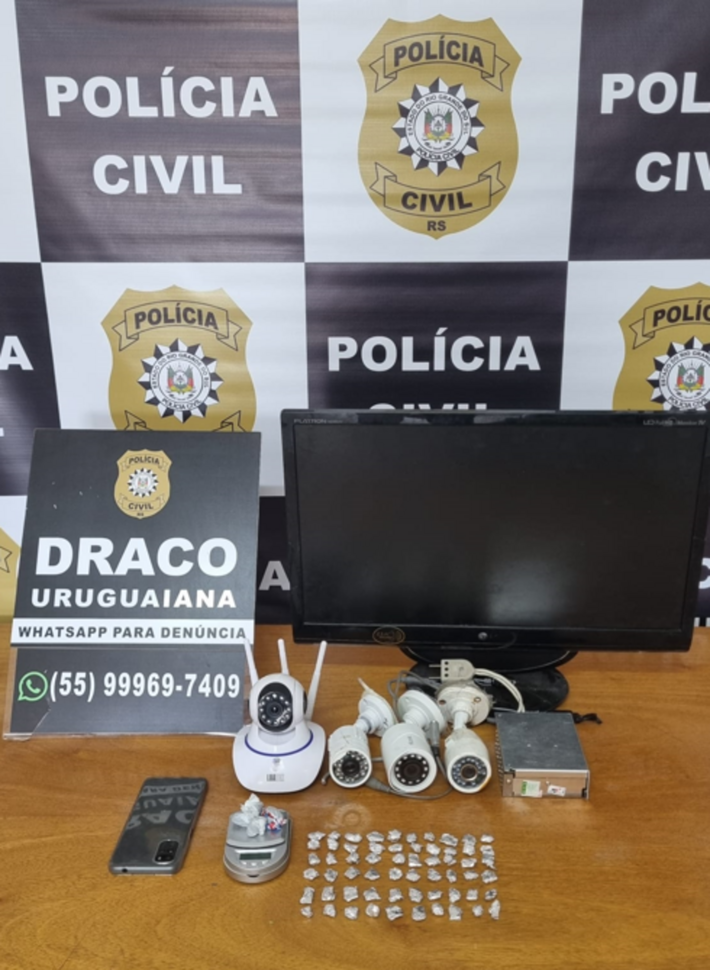 Foram aprendidos equipamentos de vigilância, além de drogas prontas para serem comercializadas.