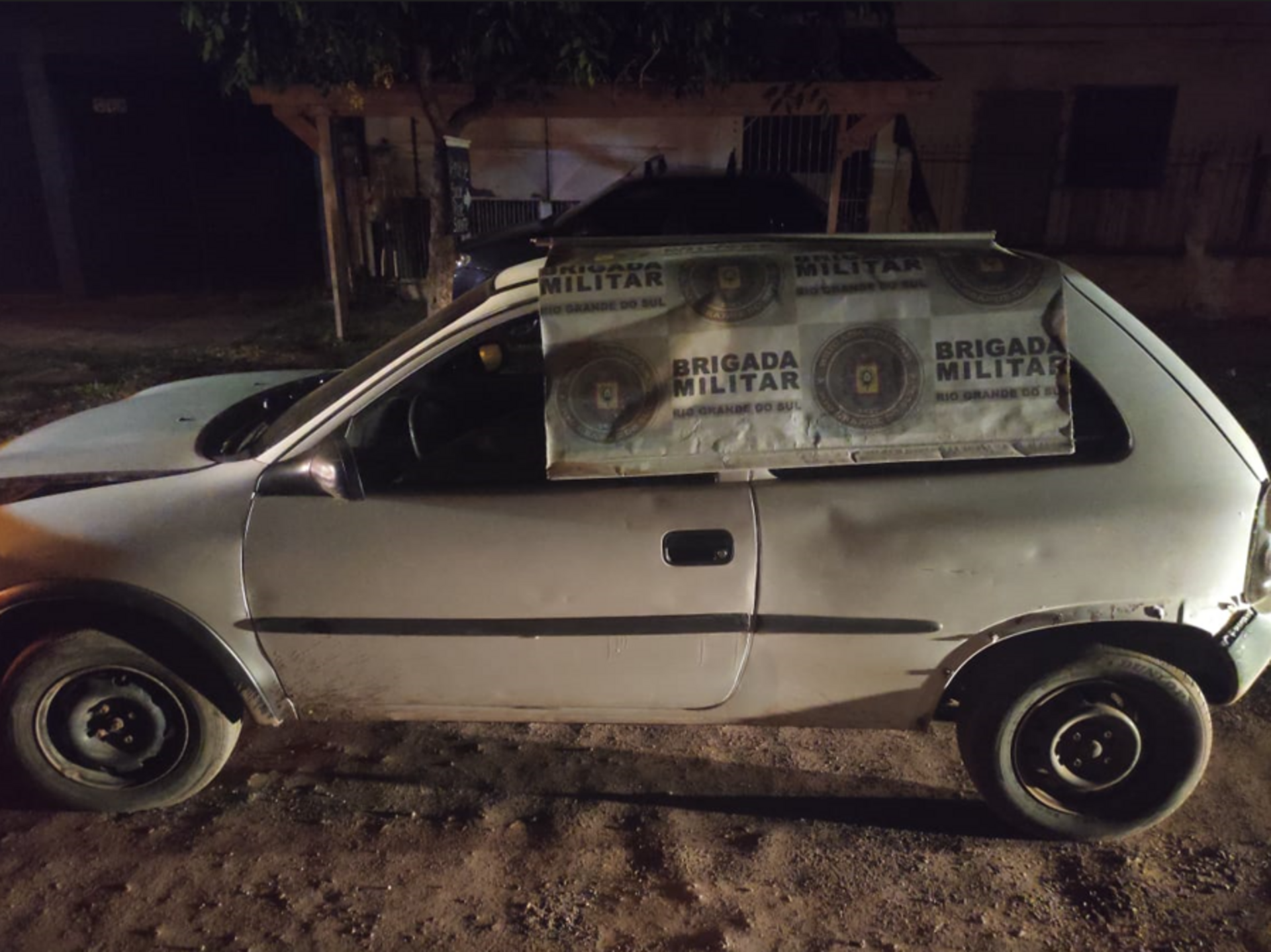 GM Corsa foi localizado algumas horas depois de ser furtado.
