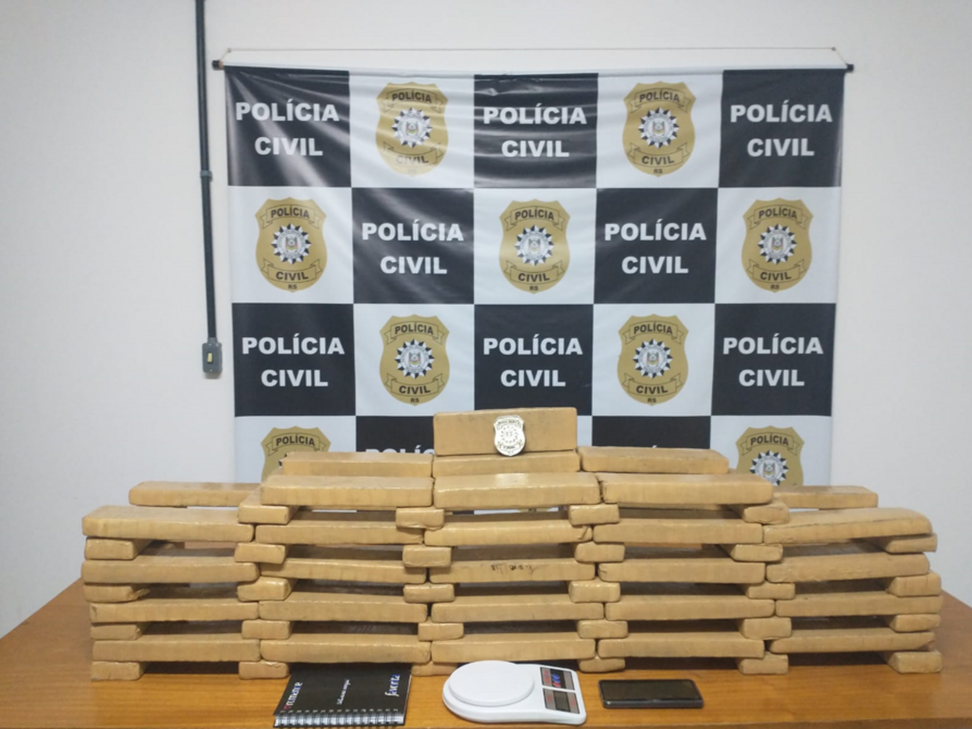 Foram apreendidos 75 tijolos de maconha, pesando 61,7 quilos.