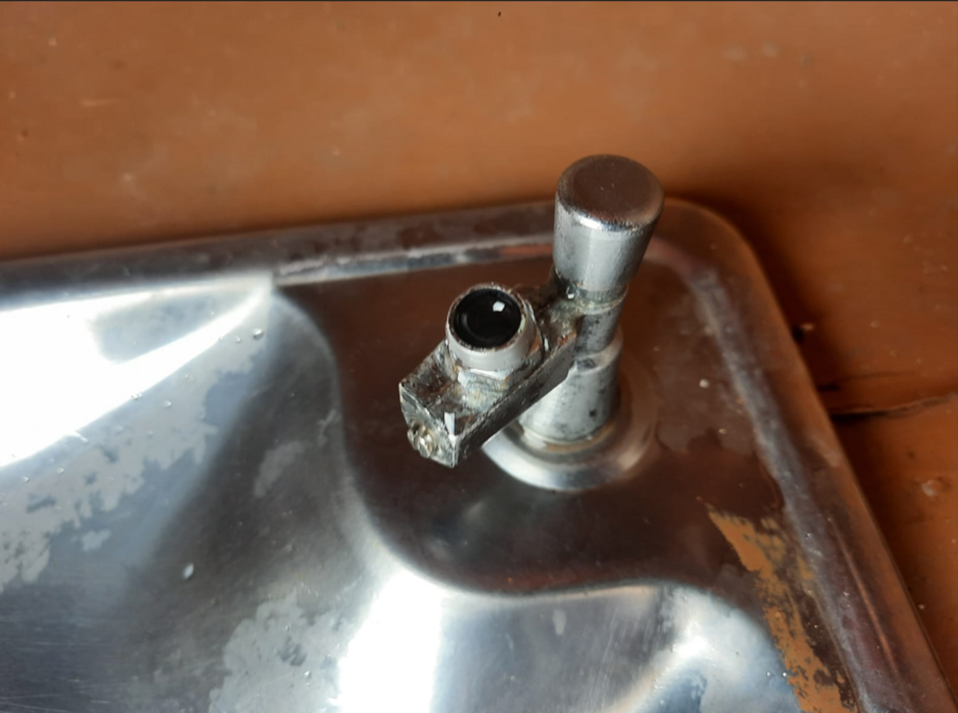 Bebedouro foi vandalizado na madrugada de quinta-feira.