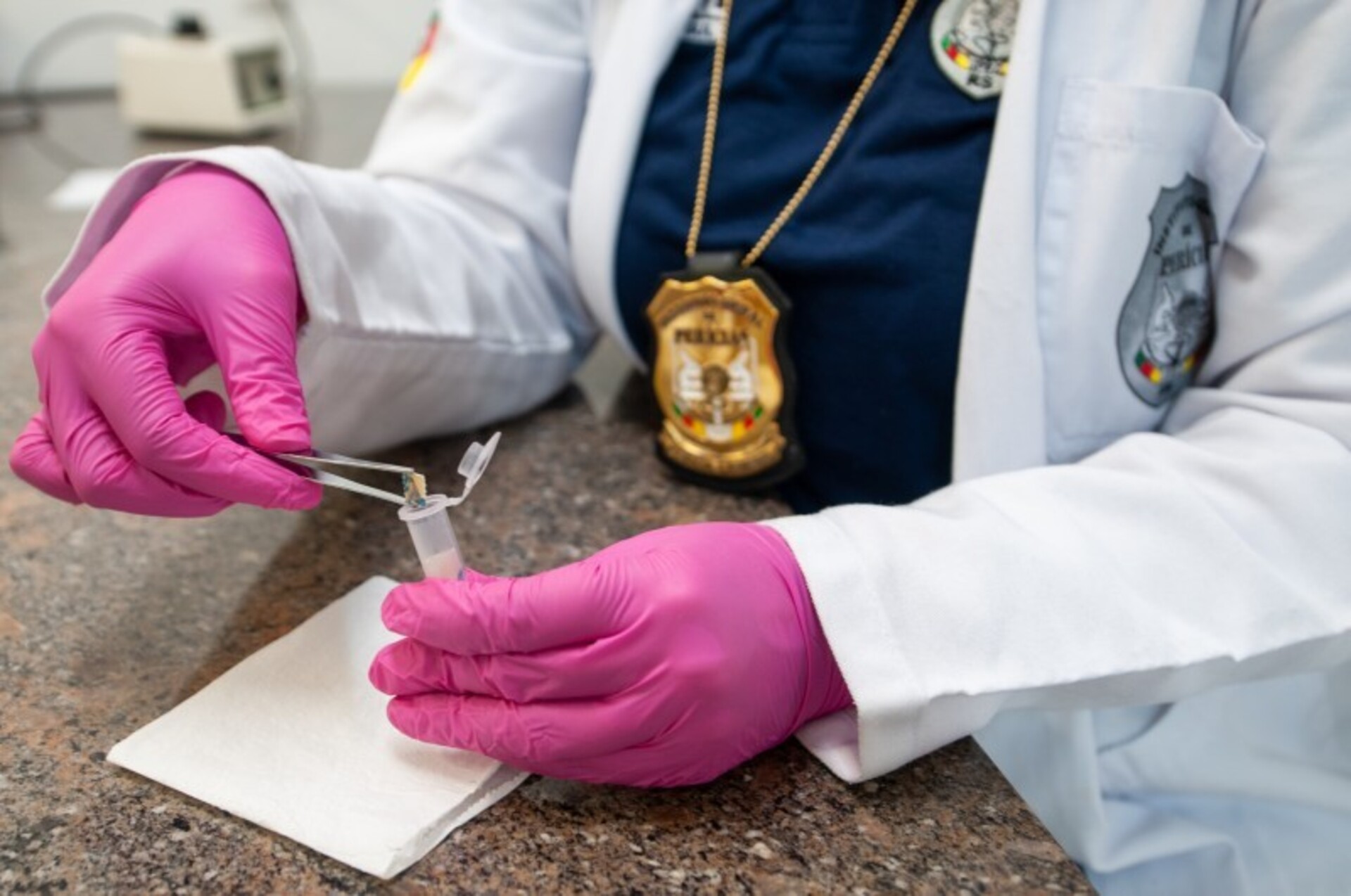 Em forma de selo, droga pode causar surtos violentos e ideias de perseguição.