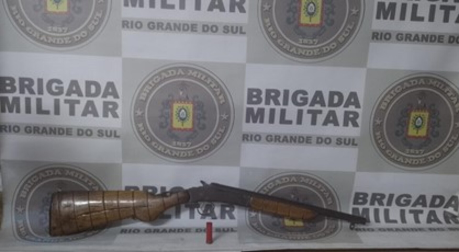 Espingarda calibre 32 foi recuperada pelos policiais.