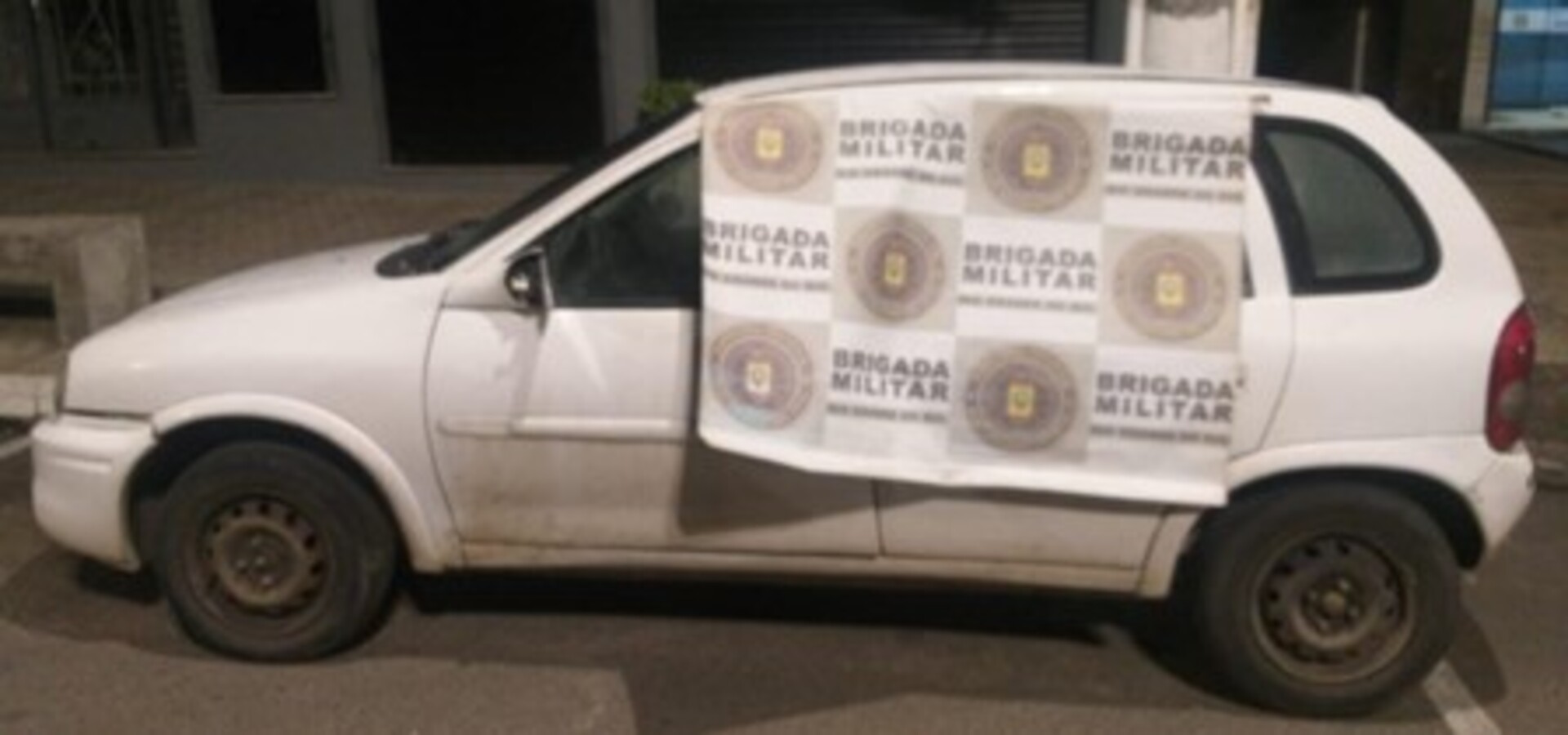 Policiais testemunharam quando acusados furtaram um GM Corsa, no centro da cidade.