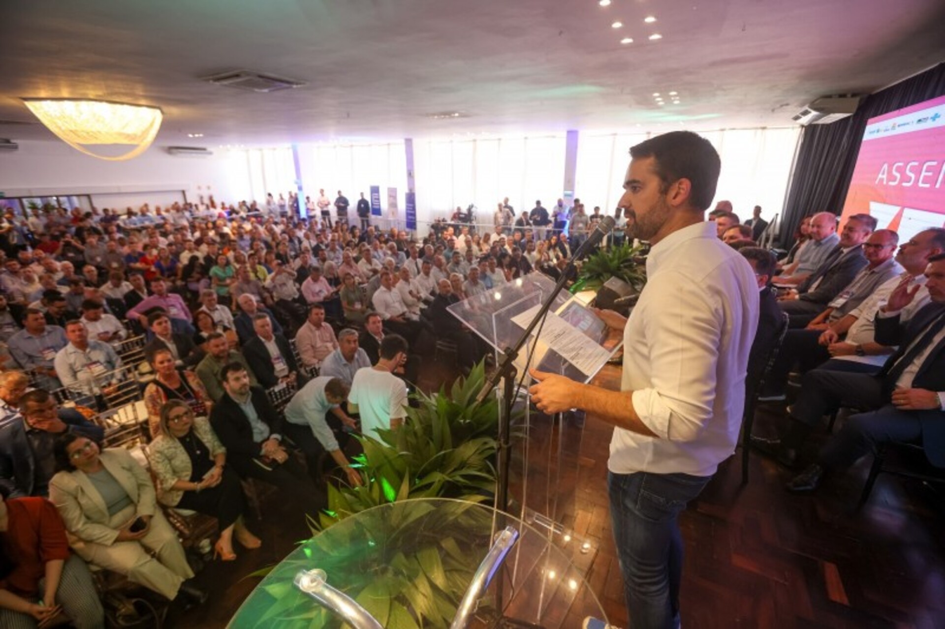 Assinatura ocorreu durante a cerimônia de abertura da Assembleia de Verão da Famurs, em Xangri-Lá.