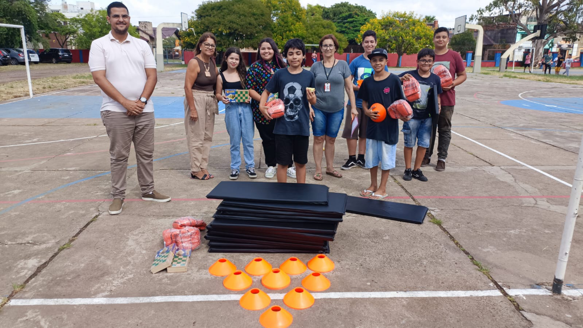 A primeira escola a receber os materiais foi a Escola Dom Hermeto.