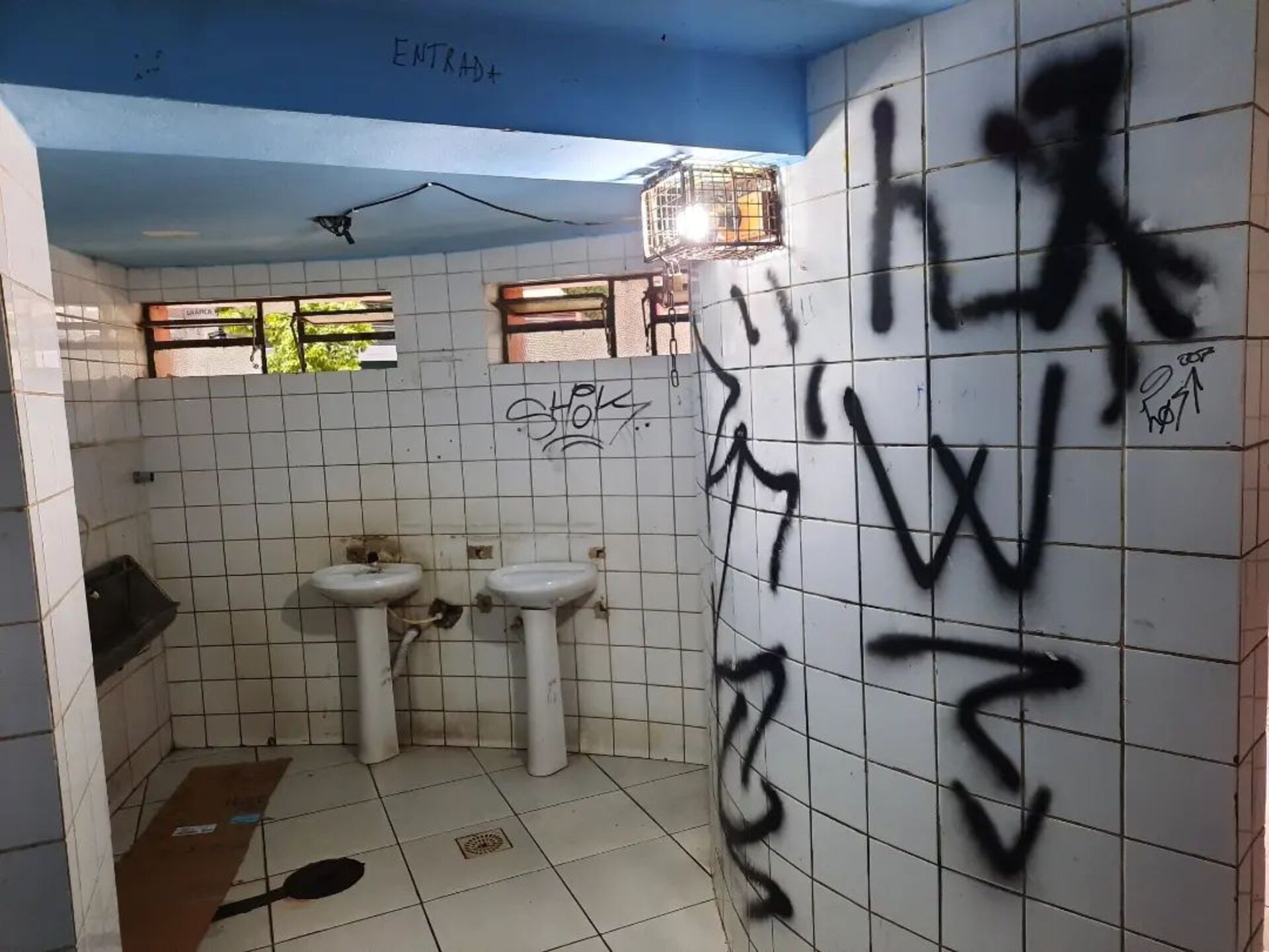 Após os atos de depredação e vandalismo a estrutura foi interditada.
