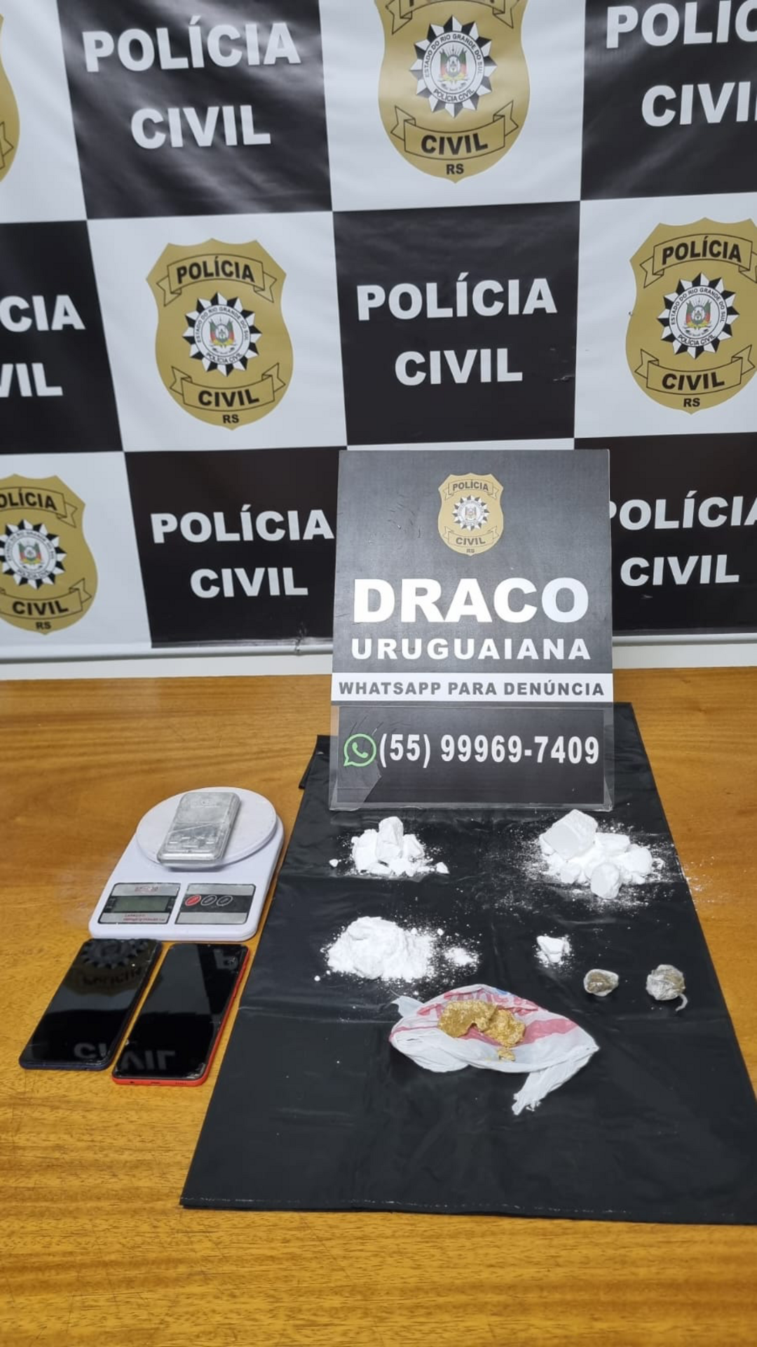 Com o homem Foi apreendido cocaína, crack e maconha.