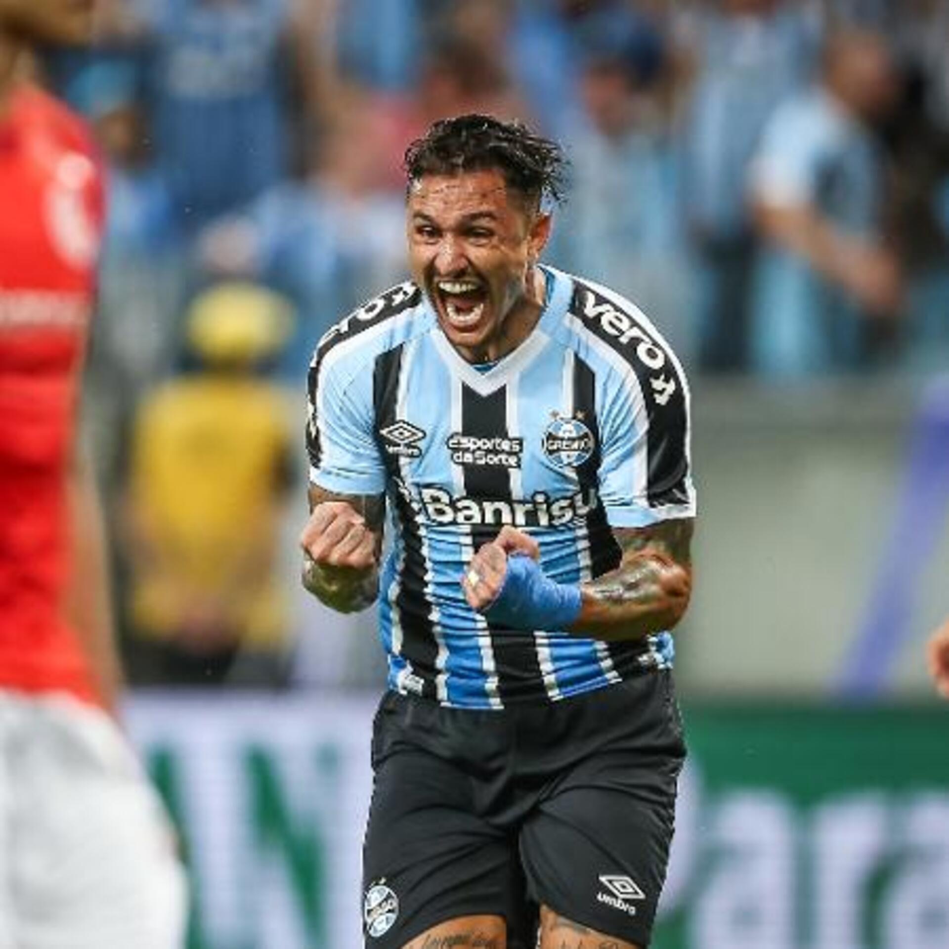 Vina comemora seu gol em frente a torcida do Grêmio.