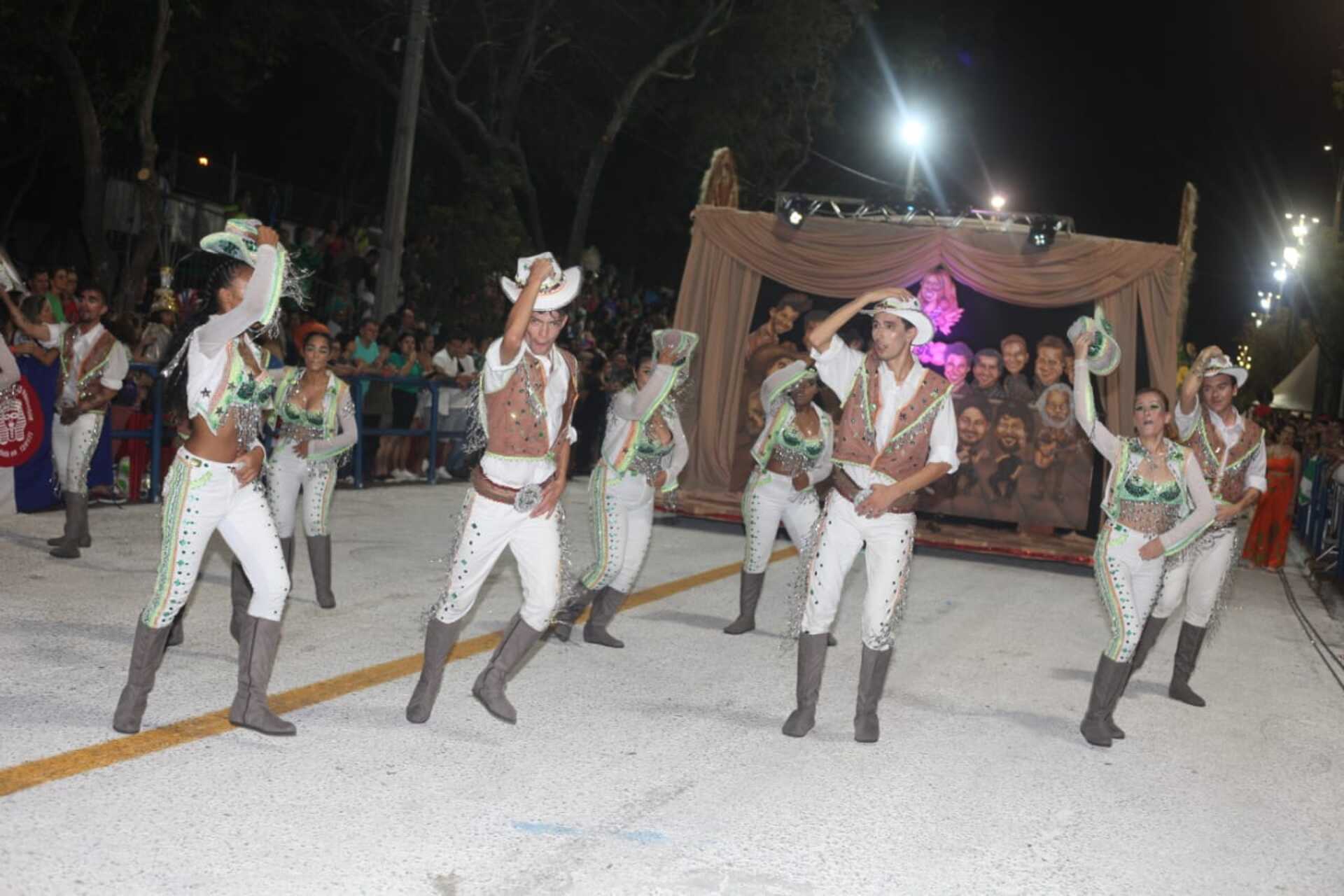 Comissão de Frente da escola Deu Chucha na Zebra