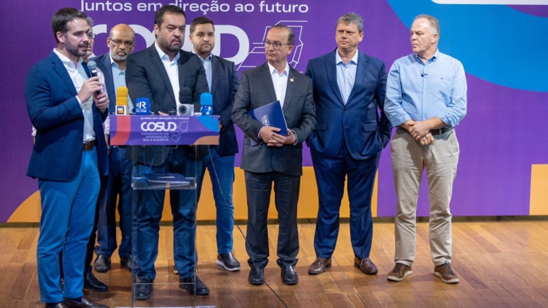 Na leitura da Carta do Rio, Leite disse que Estados estão engessados com os encargos dos contratos de suas dívidas com a União.