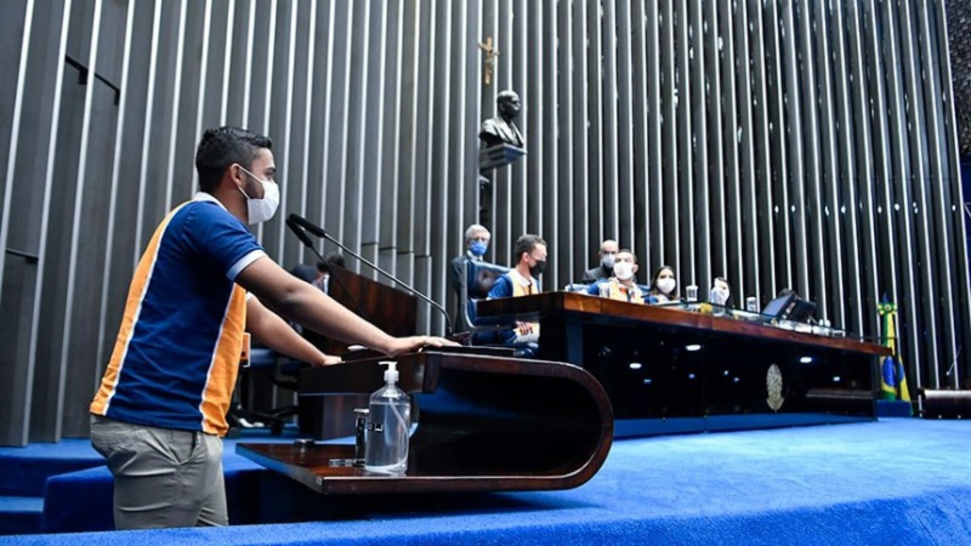 Para concorrer à vaga, os alunos passam por duas etapas de seleção, uma estadual e uma do Senado.