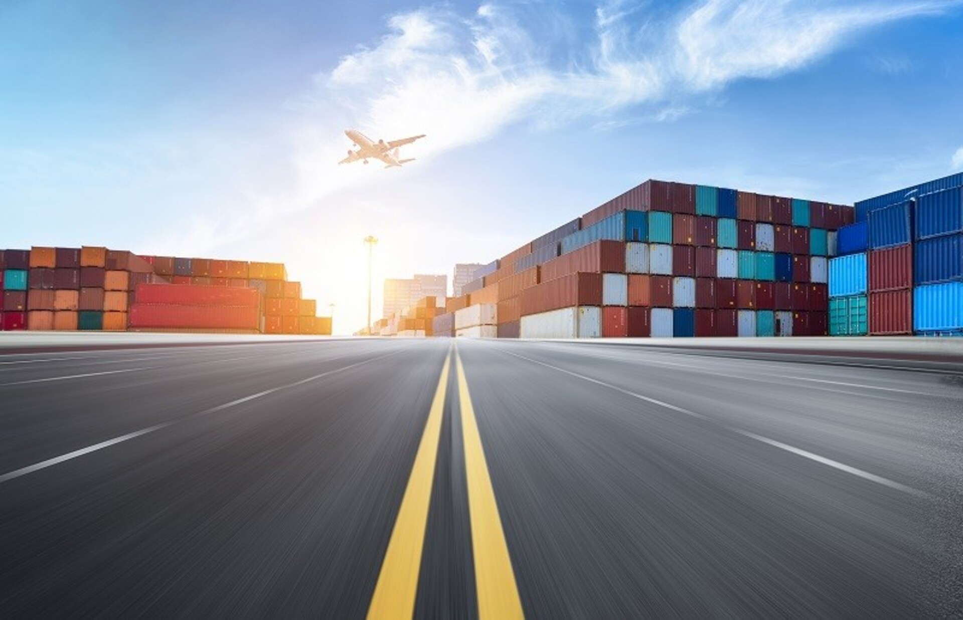 O Curso Técnico em Comércio Exterior prepara o aluno para executar e monitorar atividades relacionadas com os processos de importação e exportação.