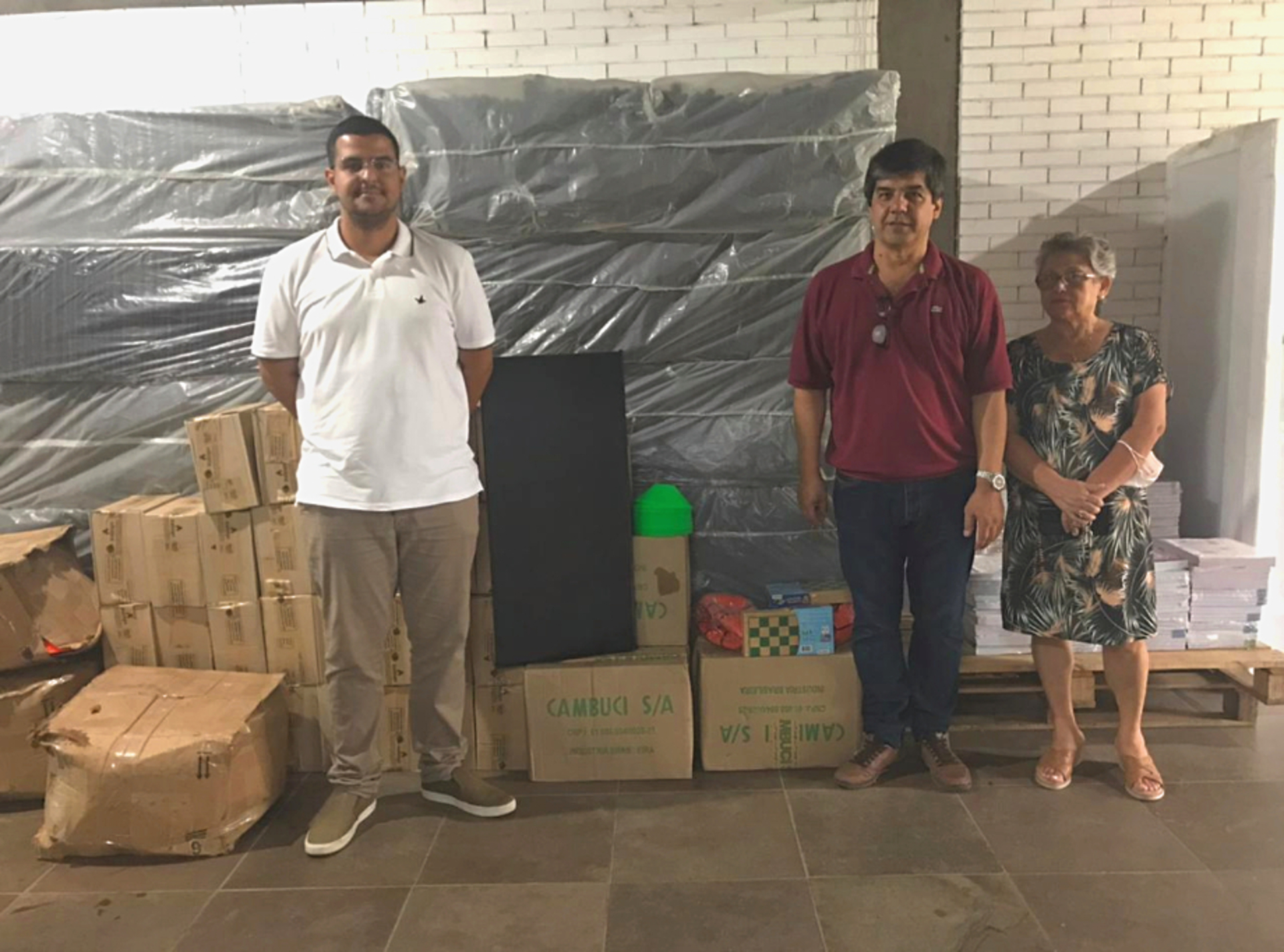 Além dos colchonetes, bolas de basquete, tabuleiros de xadrez e os cones, foram recebidos também mais 115 chromebooks.