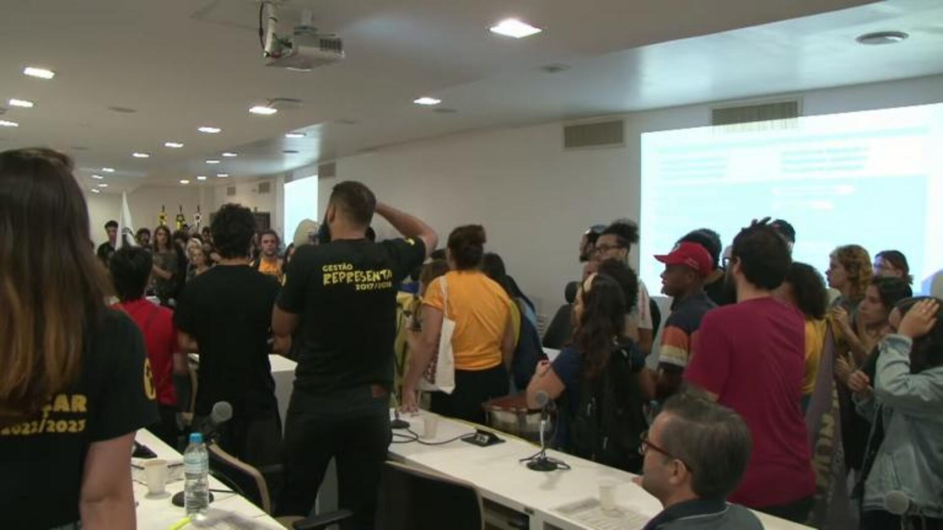 Reunião foi suspensa após entrada dos manifestantes.