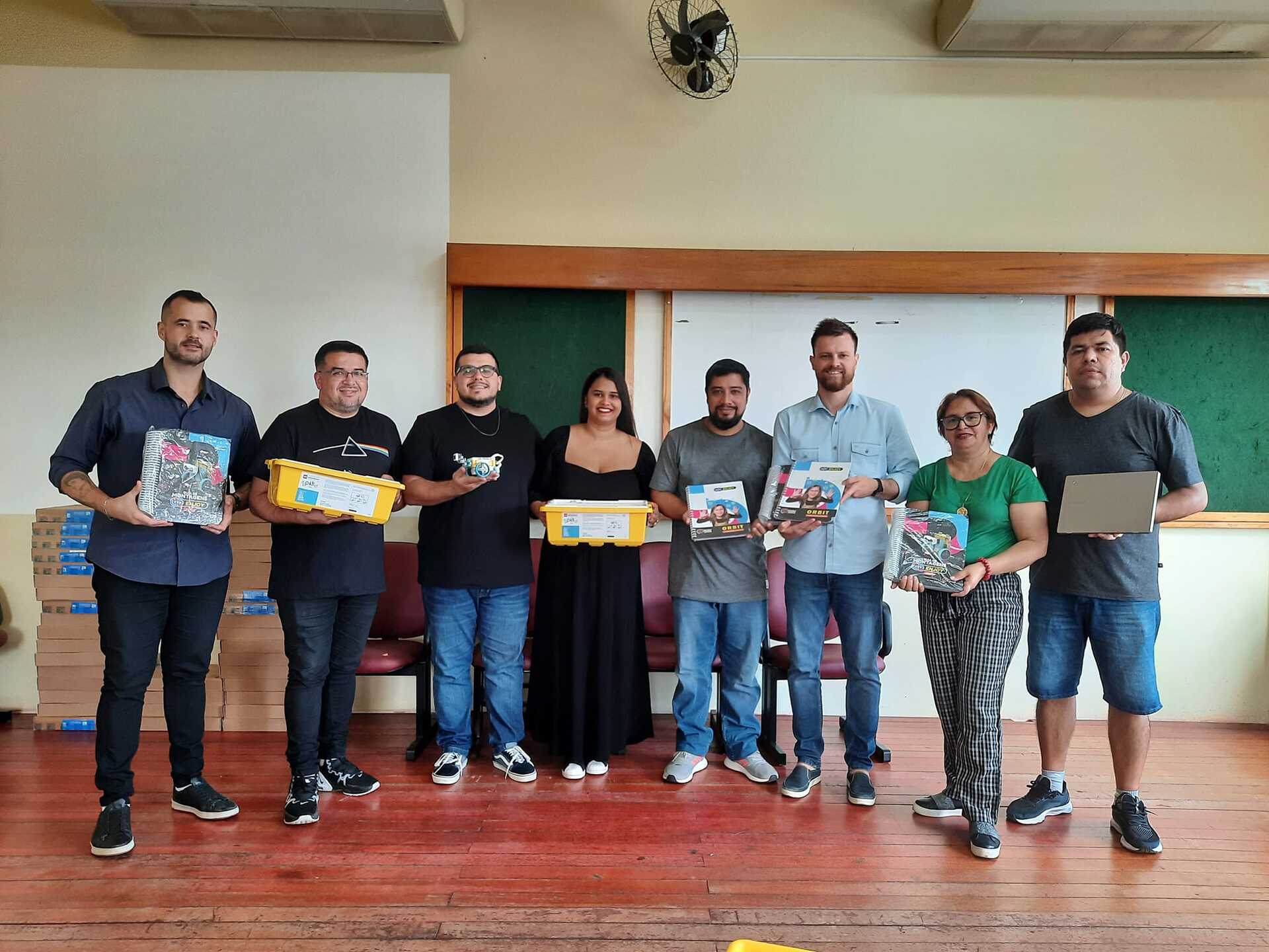 Foram entregues 40 kits, 1.200 livros para os alunos e 48 guias de montagem.