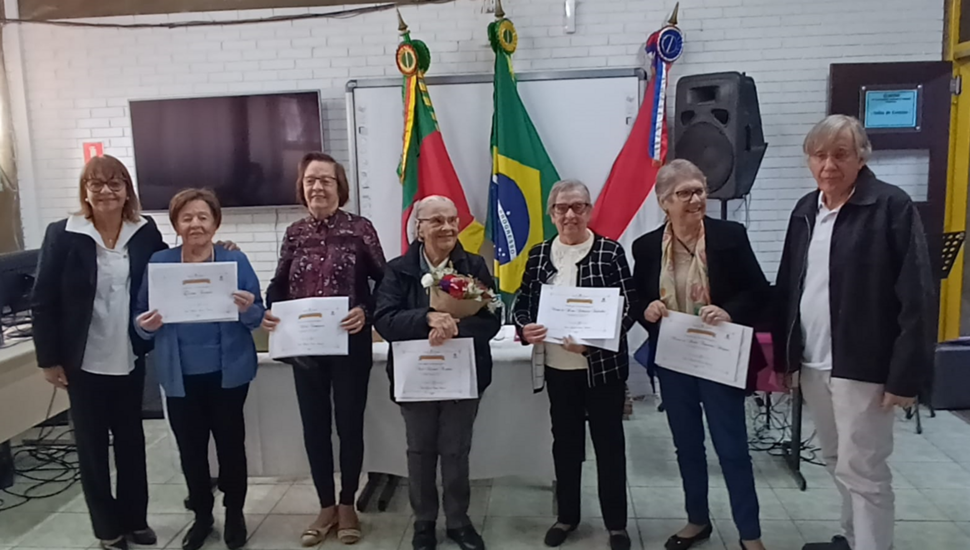 Geni Ceratti, representando Elvira Ceratti, Nilza Canazaro, Neli da Silveira Martins, Maria do Horto Bilhalva Saldanha e Horto Cheguhem com a coordenadora de Educação, Sara Cardoso e Chiarelli.