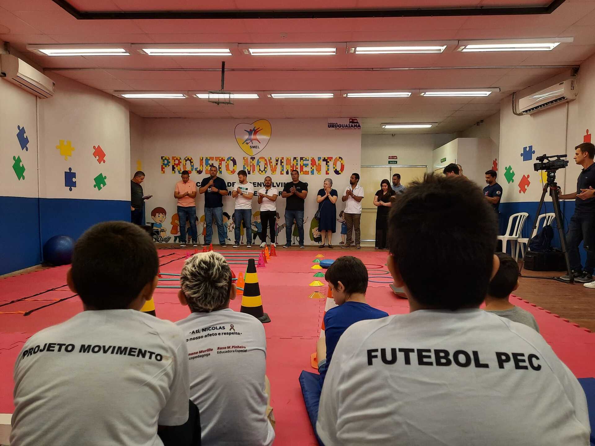 São desenvolvidas atividades sociais, sensoriais e psicomotoras.