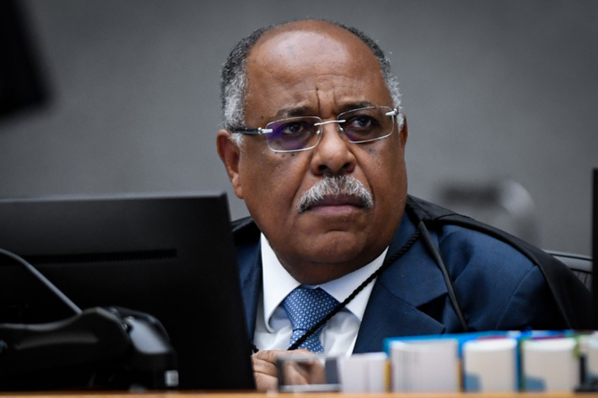 Ministro Benedito Gonçalves negou ingresso de advogado em ação e o multou.