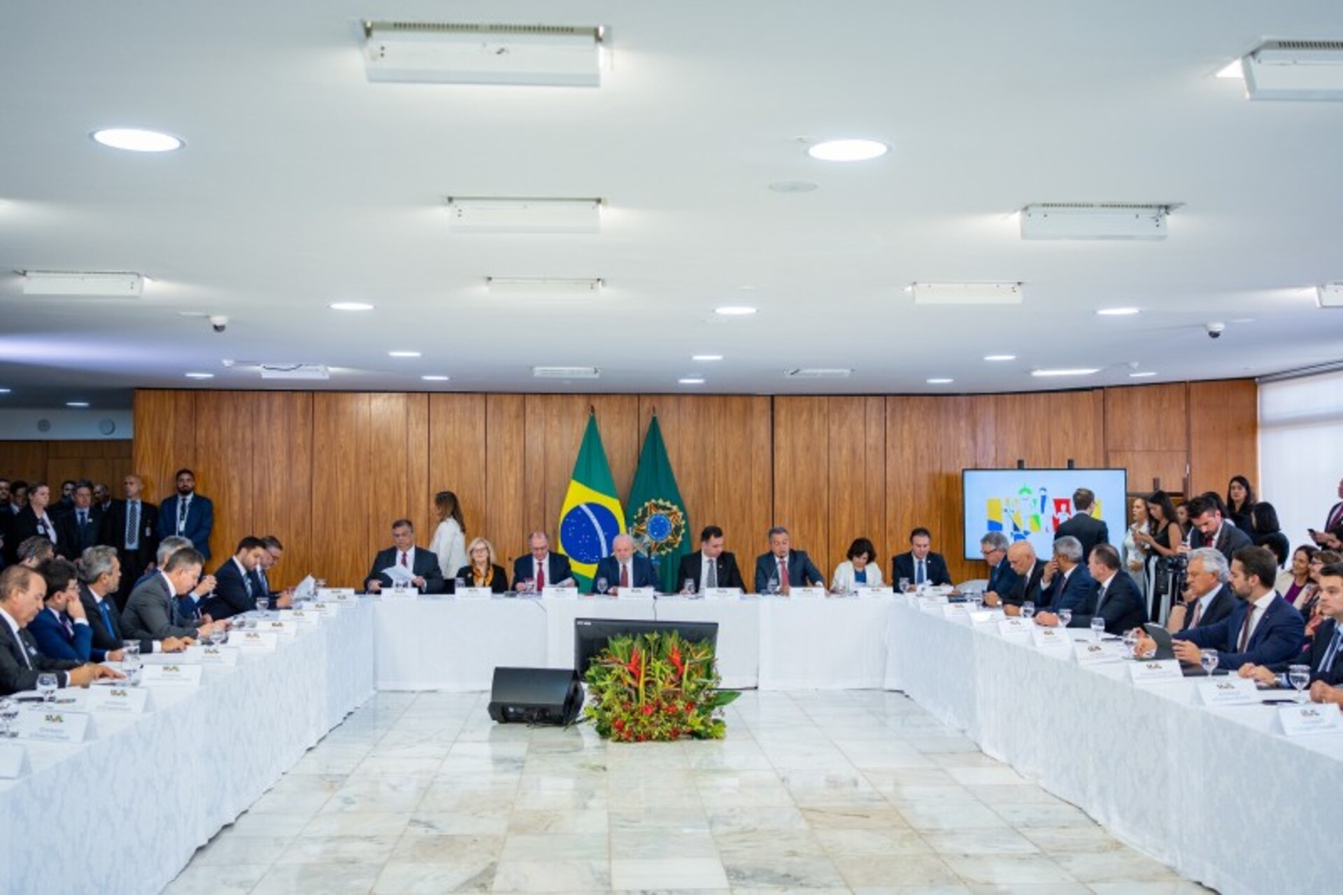 Reunião discutiu medidas para qualificar a segurança no ambiente escolar.