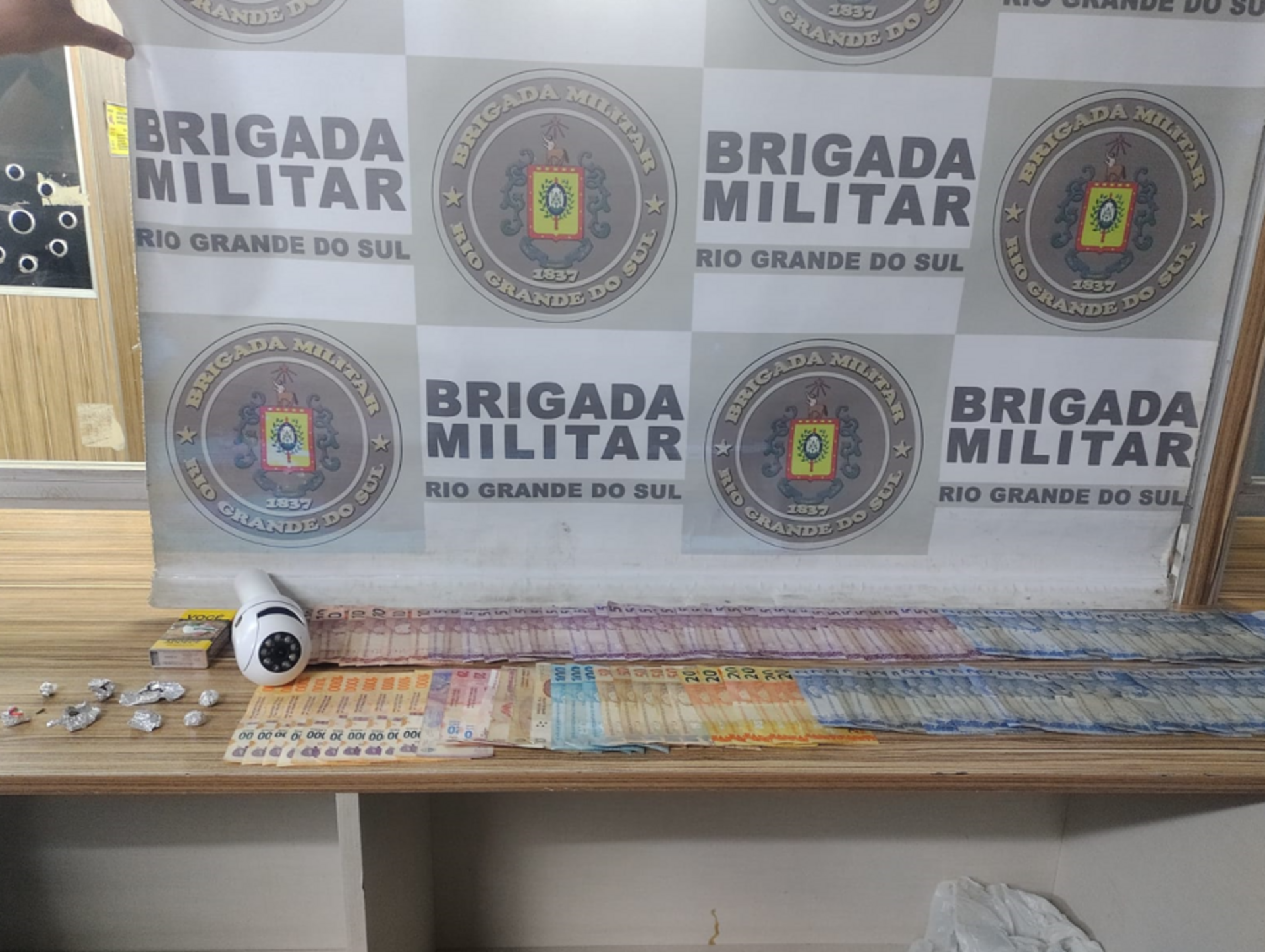 72-Foram apreendidas drogas, dinheiro e uma câmera de vigilância.
