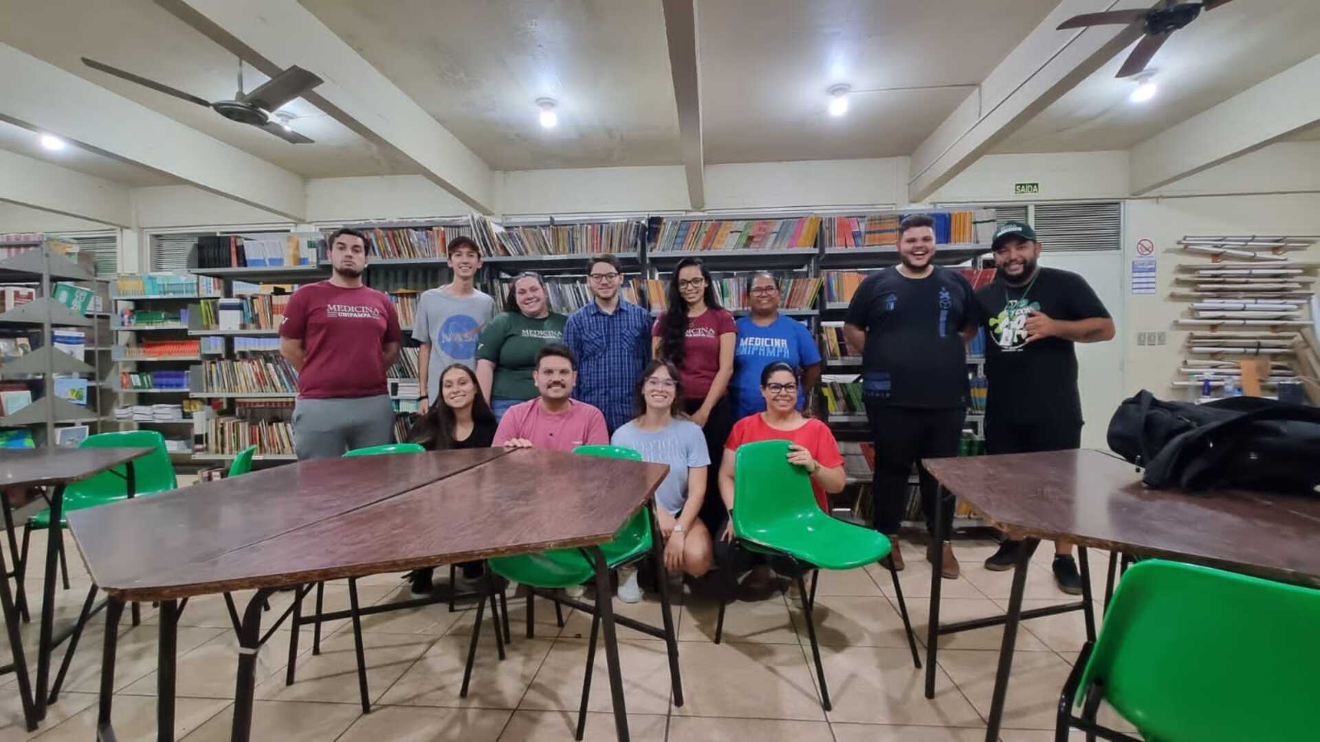 Grupo de vountários do curso popular, comspotos por acadêmicos, professores e egressos da Unipamapa.