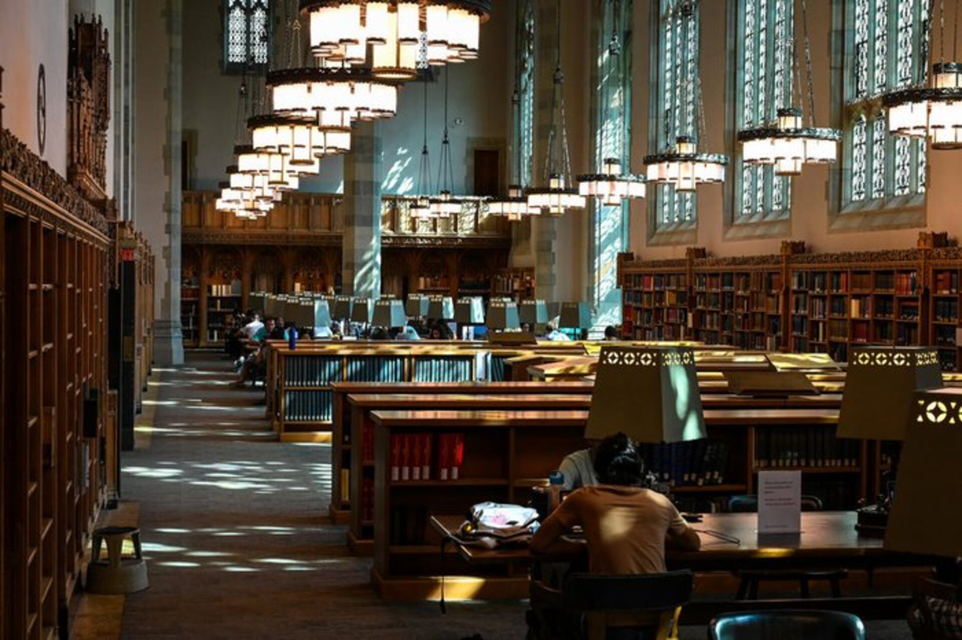A biblioteca de Yale, considerada uma das universidades mais renomadas dos Estados Unidos.