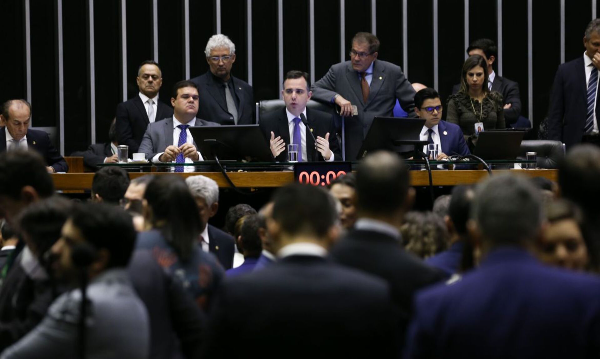 Senador Rodrigo Pacheco, presidente do Congresso, leu ontem requerimento que instala a comissão parlamentar mista de inquérito.