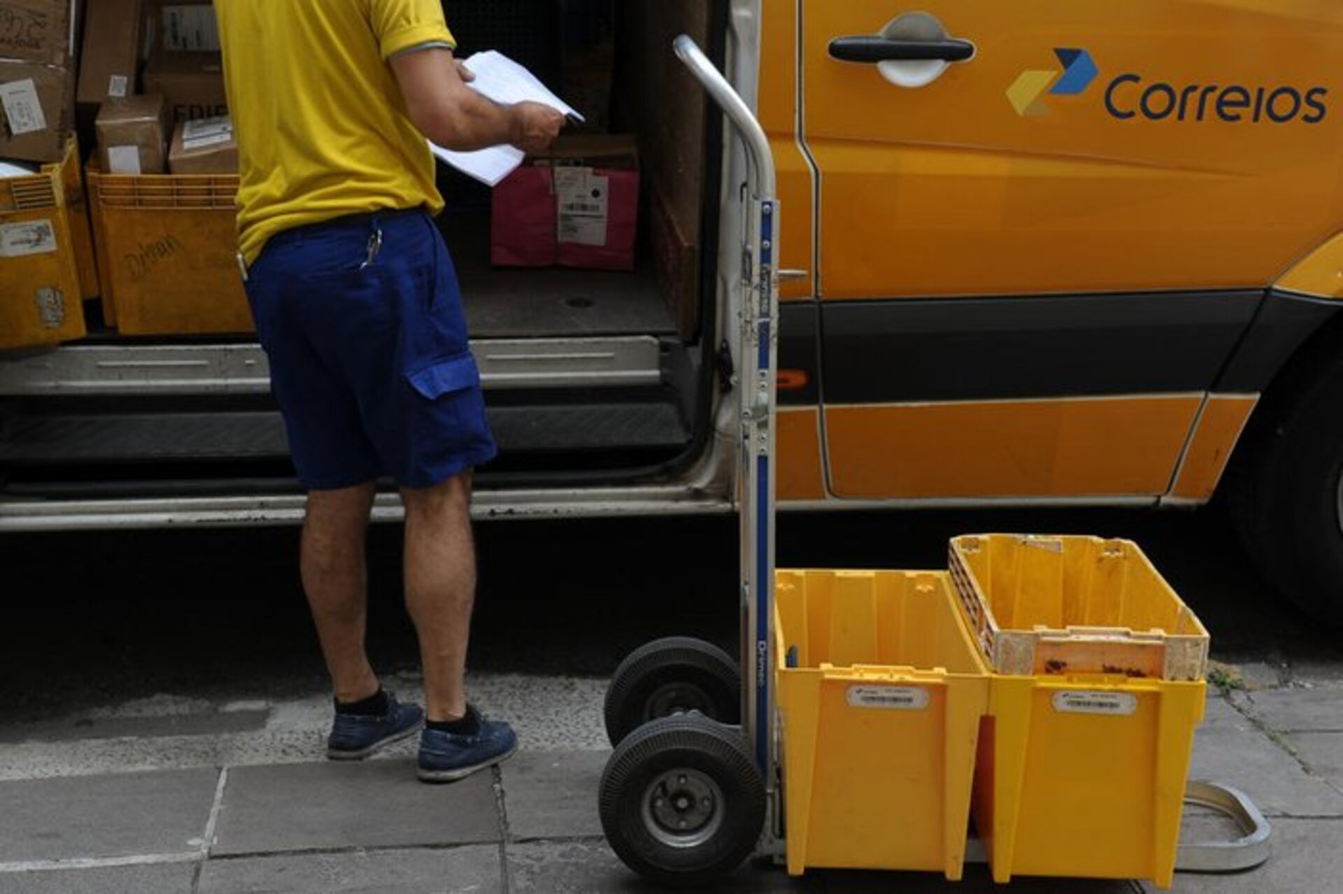 Jovens aprendizes farão curso de formação e, depois, trabalharão na empresa.