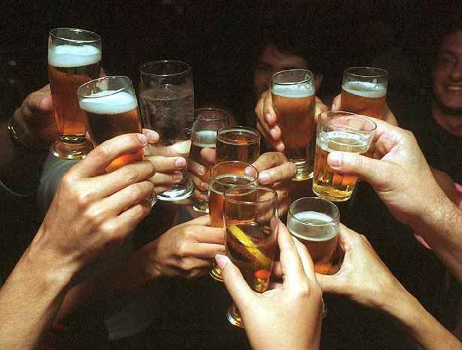 Dez menores foram encontrados, ingerindo bebidas alcóolicas em uma sala anexa ao salão principal do estabelecimento.