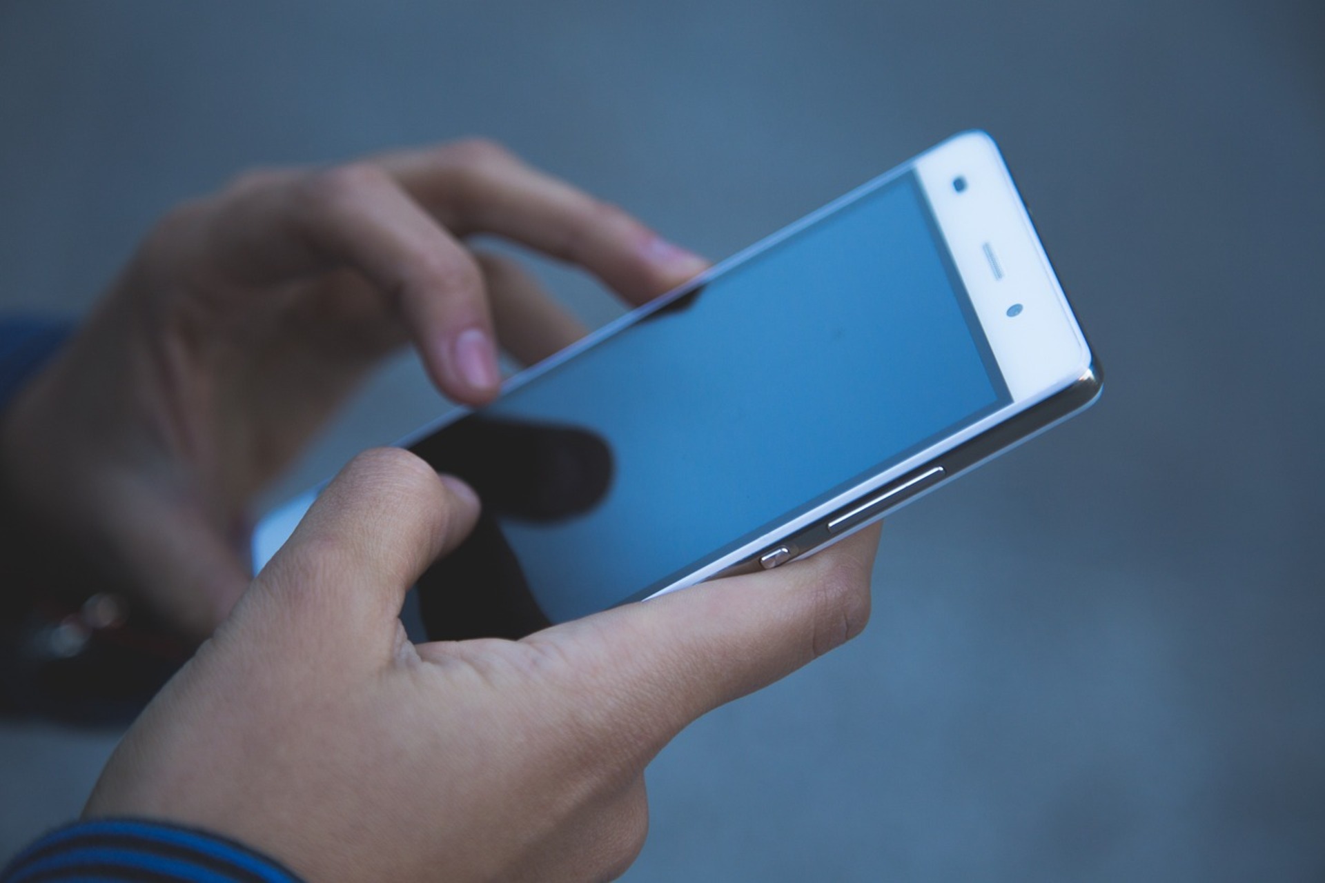 Iniciativa começou destinando celulares a estudantes vulneráveis que tinham dificuldade em participar das aulas remotas durante a pandemia.
