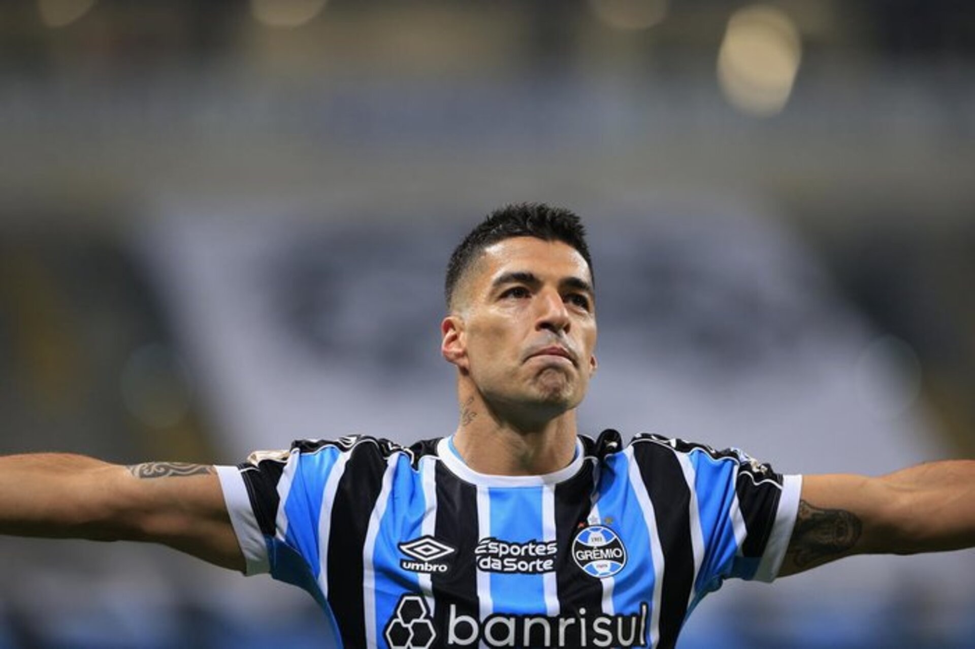 Com uma bela finalização de fora da área, Suárez marcou seu primeiro gol em Grenal.