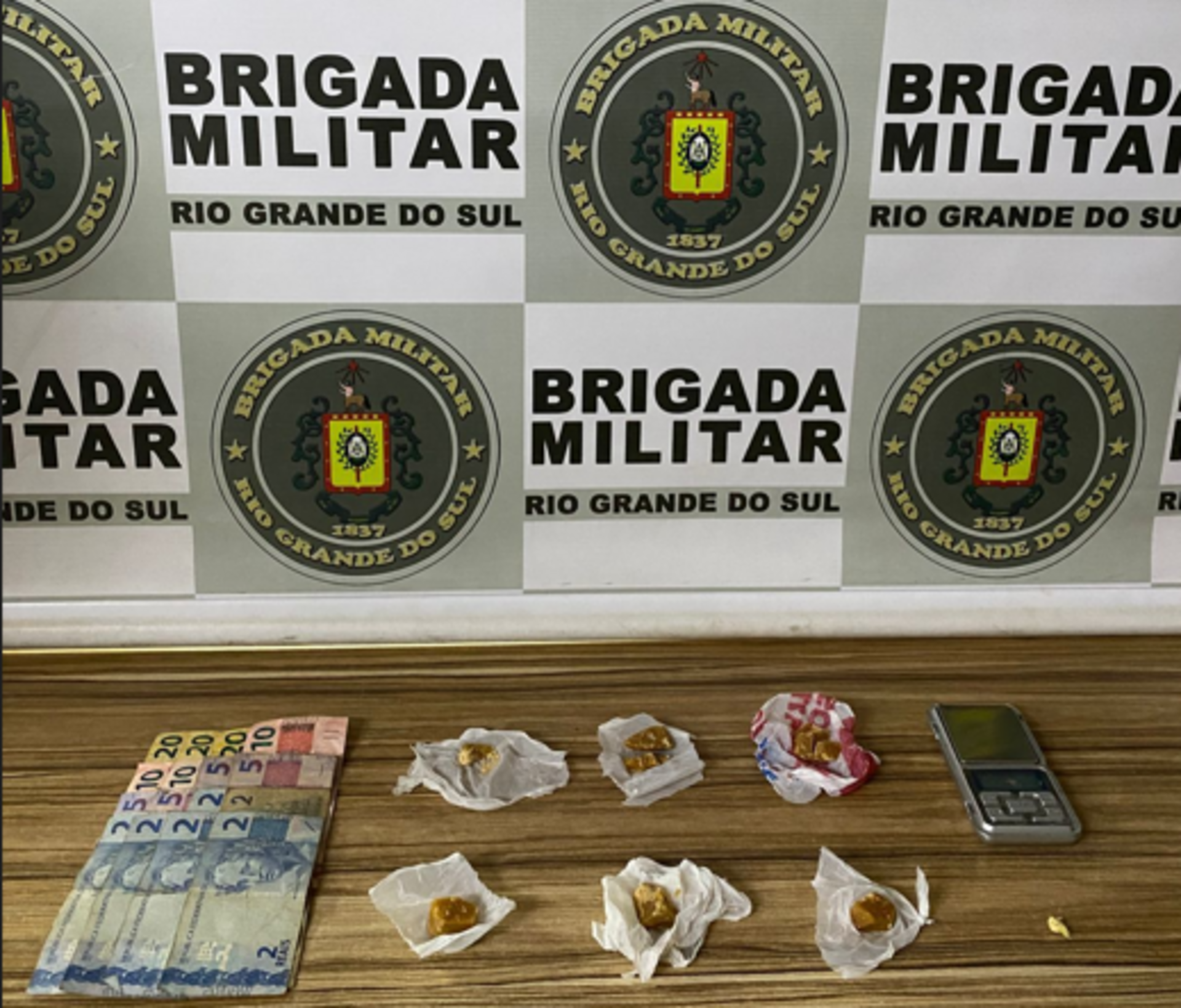 Em uma das ações, uma mulher foi presa com seis pedras grandes de crack, que seriam fracionadas e depois comercializadas.