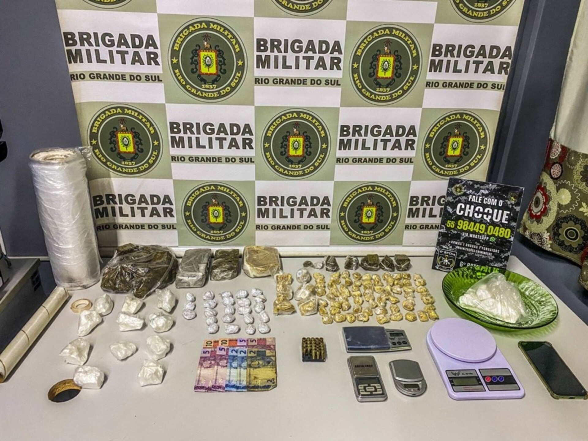Foram encontradas drogas, materiais utilizados para comercialização de entorpecentes e munições de uso restrito.