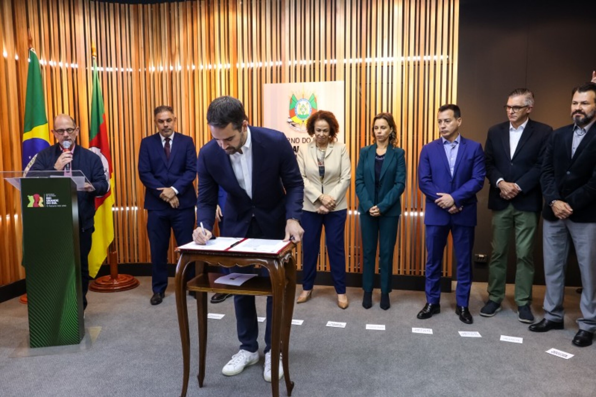 Governador assinou o termo de cooperação que formaliza o início da implantação do projeto nesta sexta-feira.