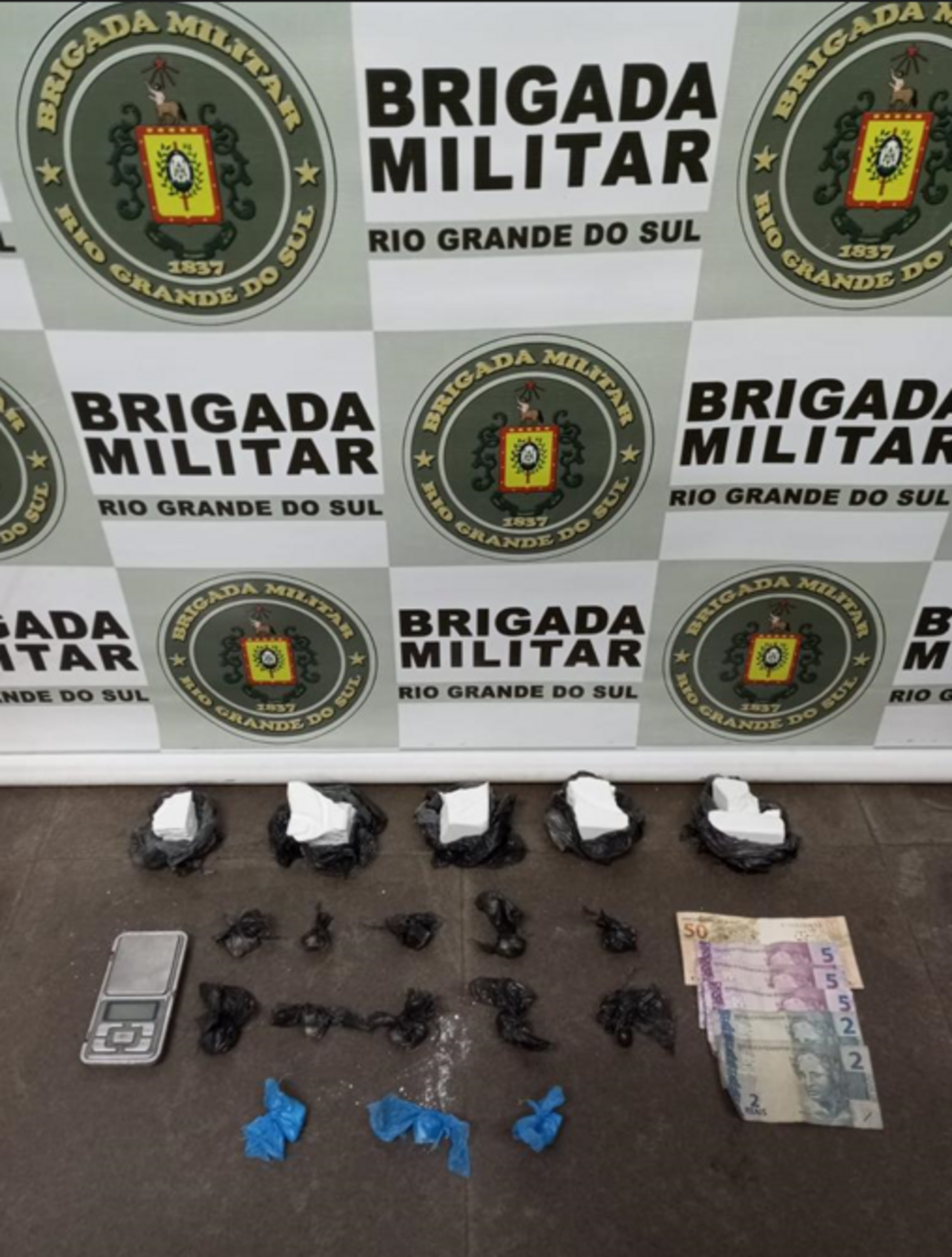 Homem carregava várias porções de cocaína, que somaram 524 gramas, além de uma balança de precisão e dinheiro trocado.