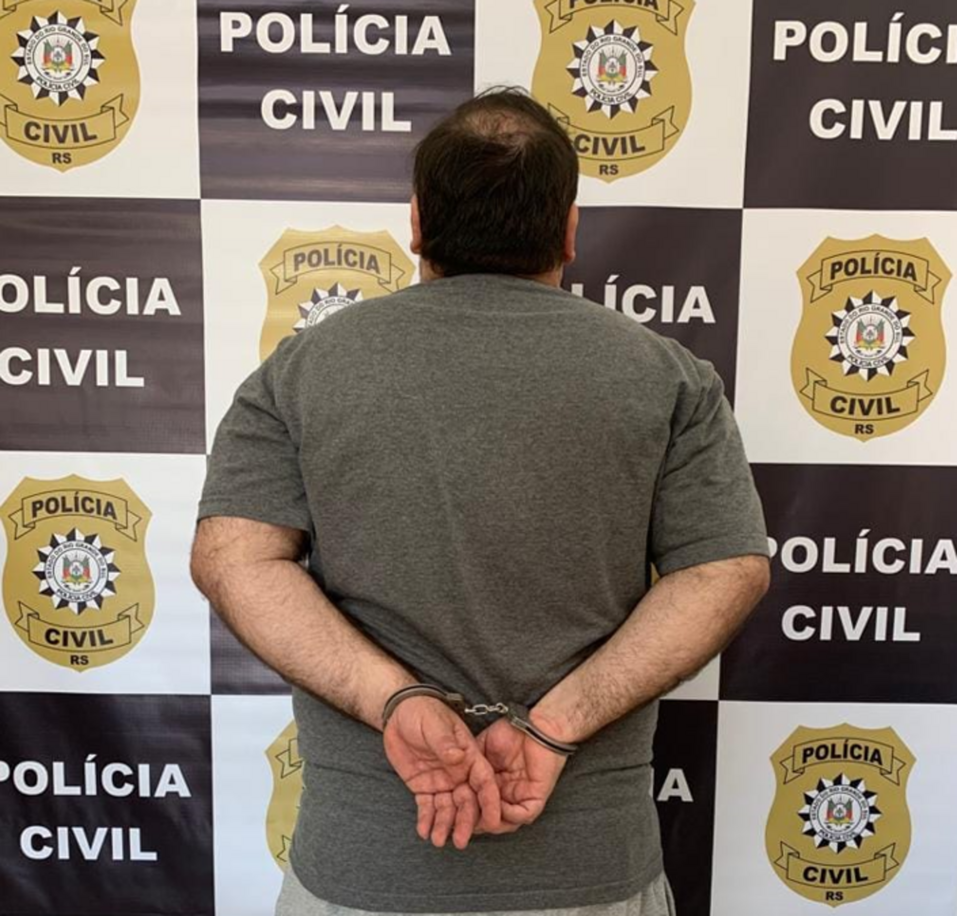 Acusado de tráfico de drogas e associação para o tráfico, homem estava escondido no bairro Santana.