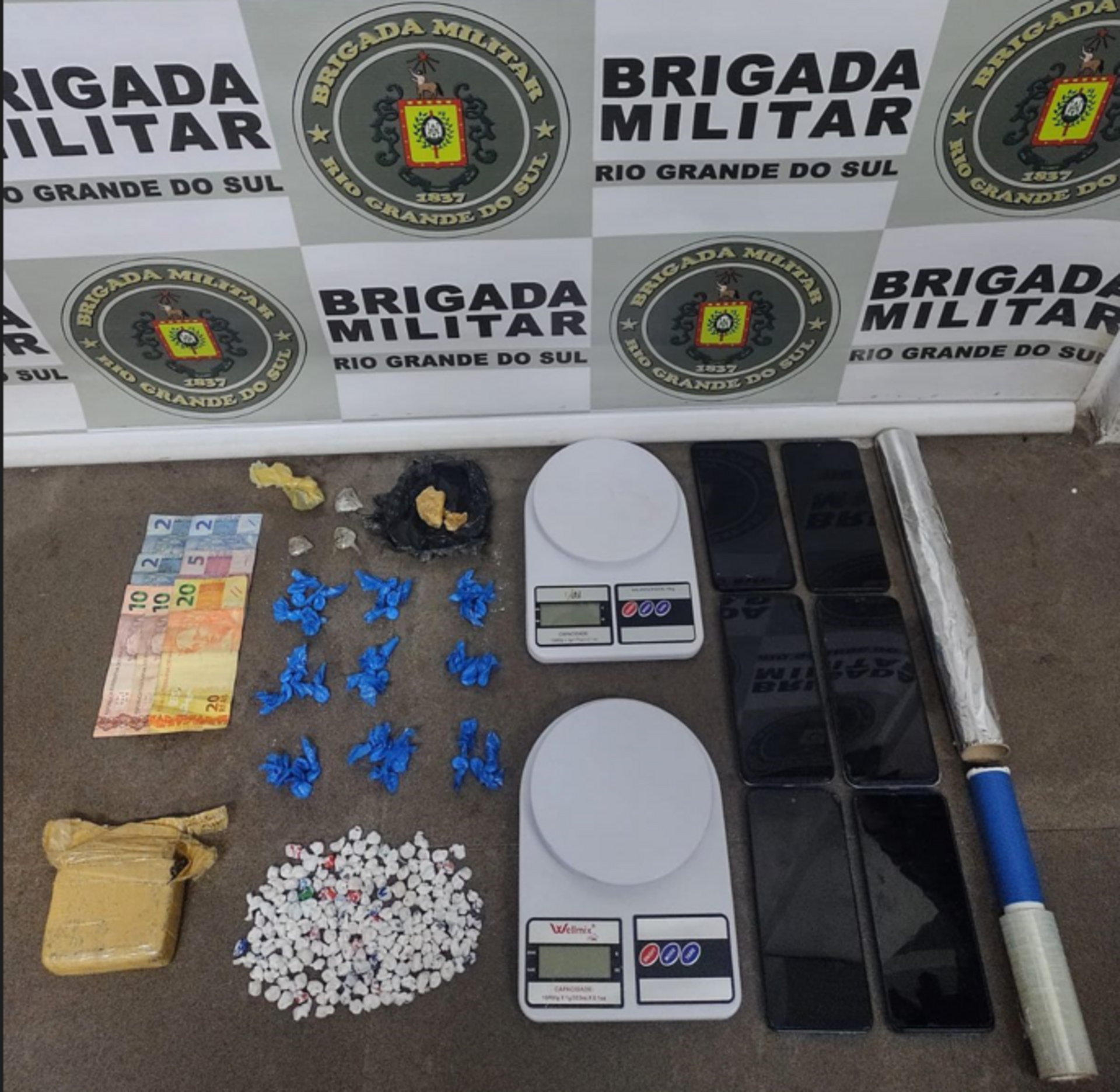Em uma das ações policiais apreenderam significativa quantia de maconha, crack e cocaína.
