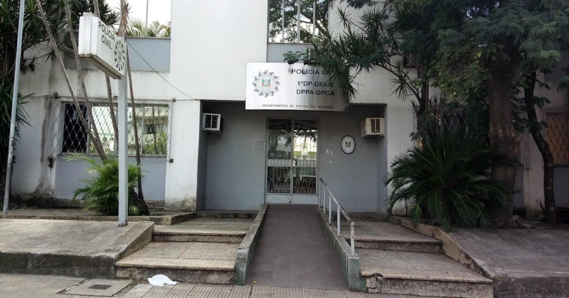 Rapaz é acusado ainda de armazenar e divulgar fotos íntimas da vítima, uma menina de 15 anos.
