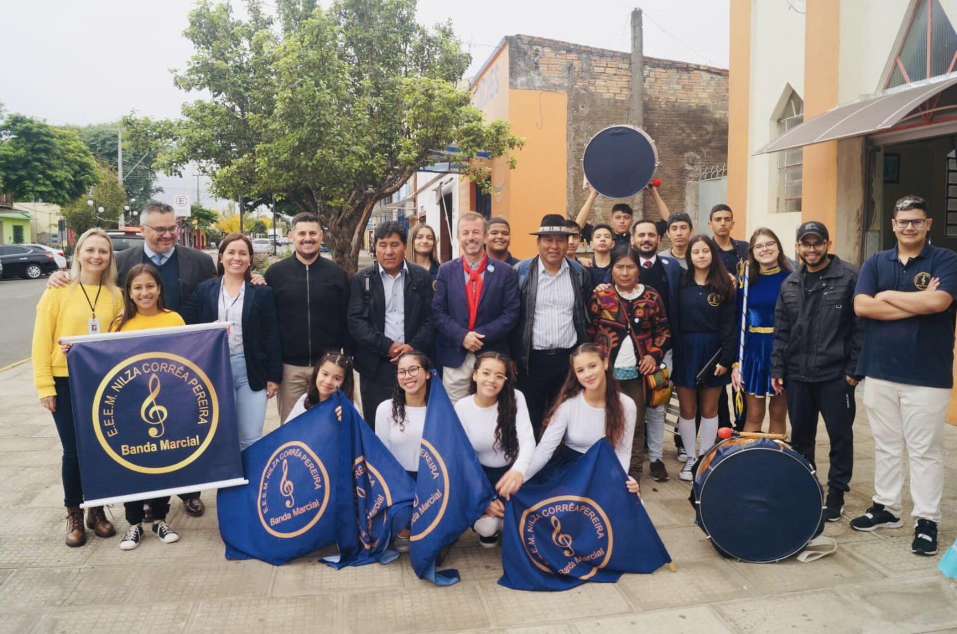 A recepção da comitiva aconteceu no Largo da Aduna Brasileira, com apresentação artística da Banda Marcial da escola.