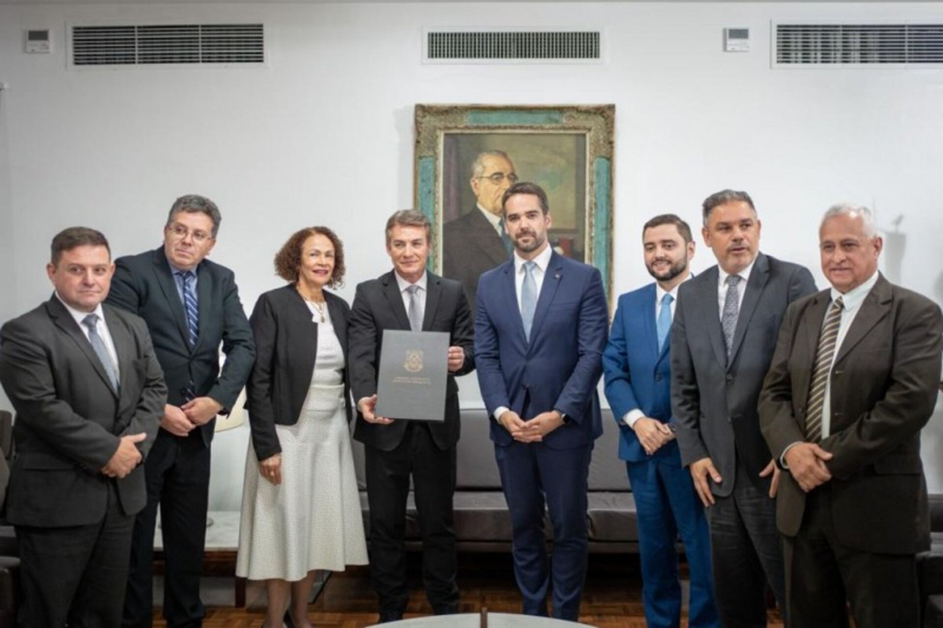 Governador entregou o documento ao presidente da Assembleia Legislativa.