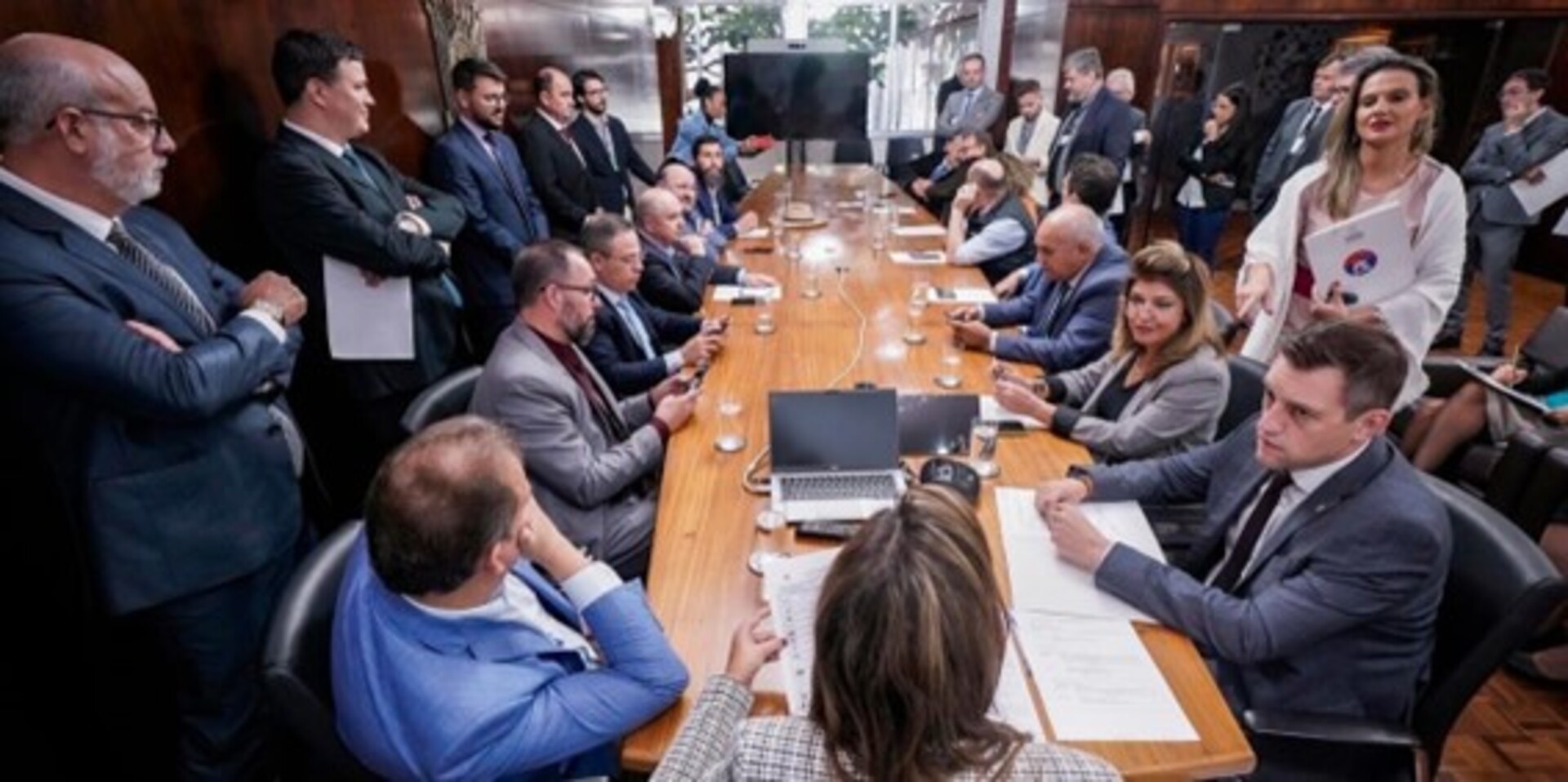 Foram adiadas as votações das quatro propostas que tratam do reajuste dos subsídios da Justiça do RS.