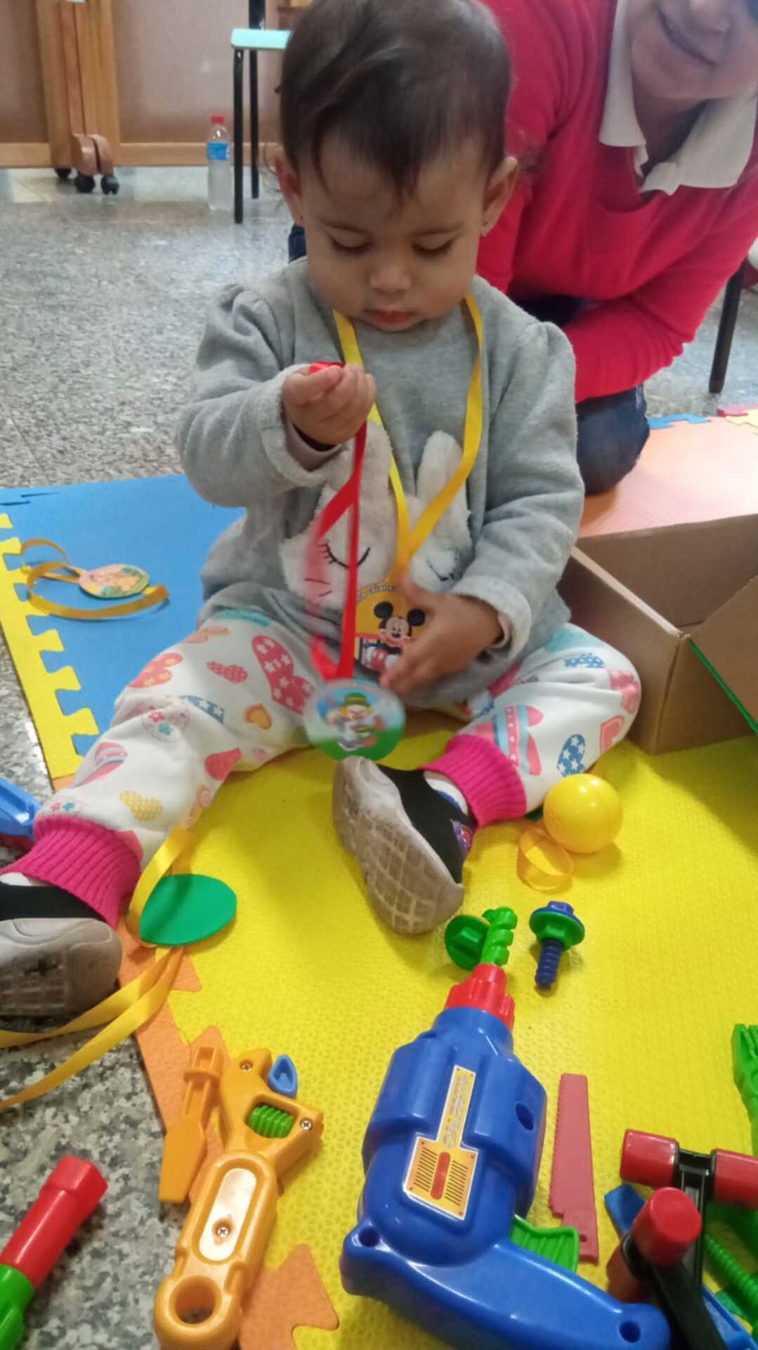 O local é equipado com brinquedos e toda estrutura que abrange educação, distração e cuidado para as crianças.