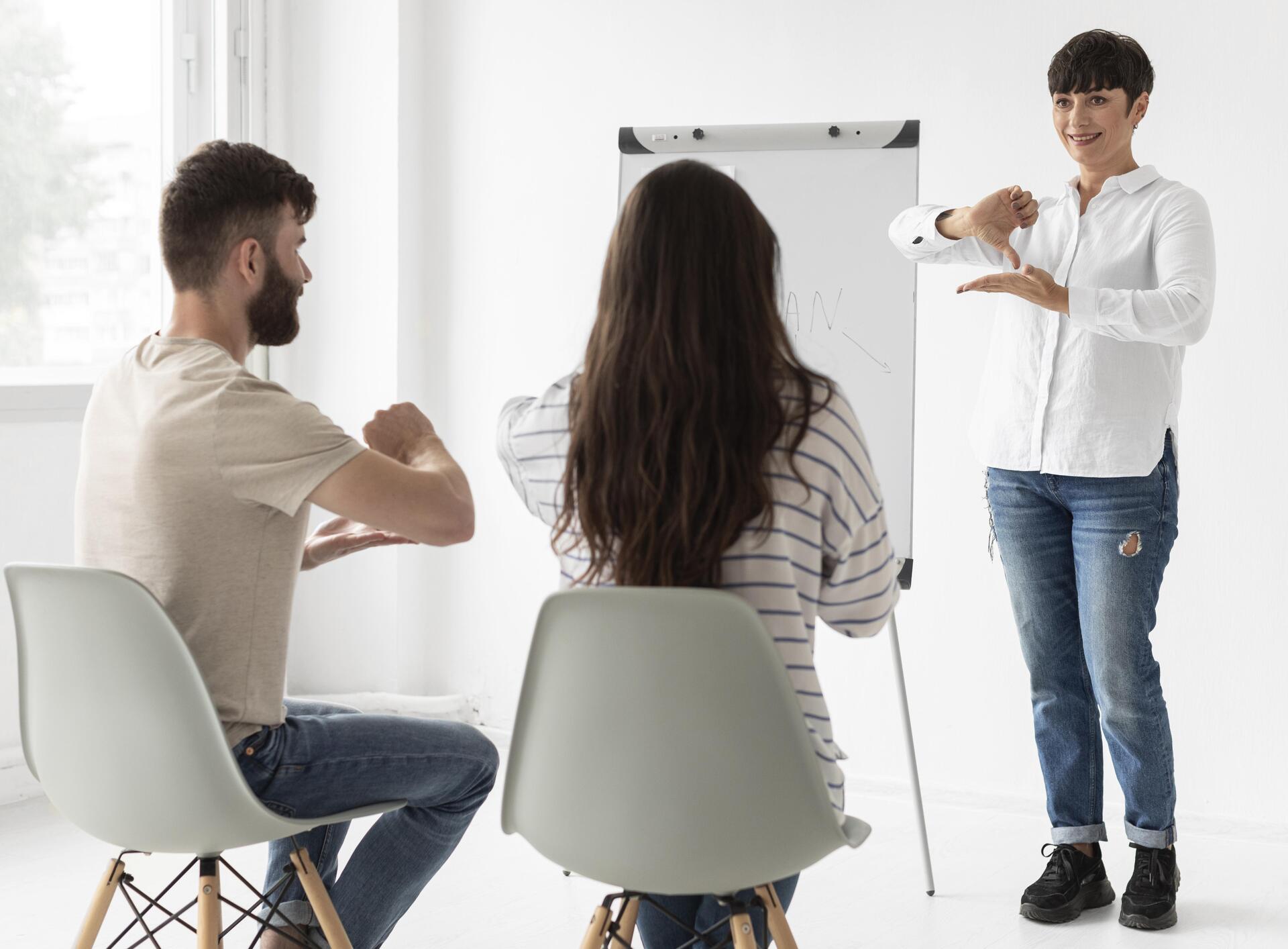 O curso tem duração de 80h, sendo 60h presenciais e 20h de tarefas avaliativas.