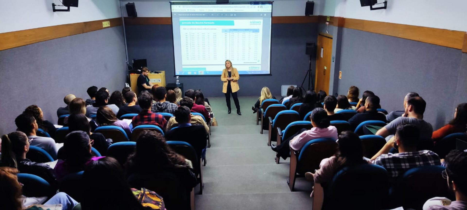 O encontro aconteceu no Auditório do SESC e foi conduzido pela diretora do Simers, Bruna Favero.