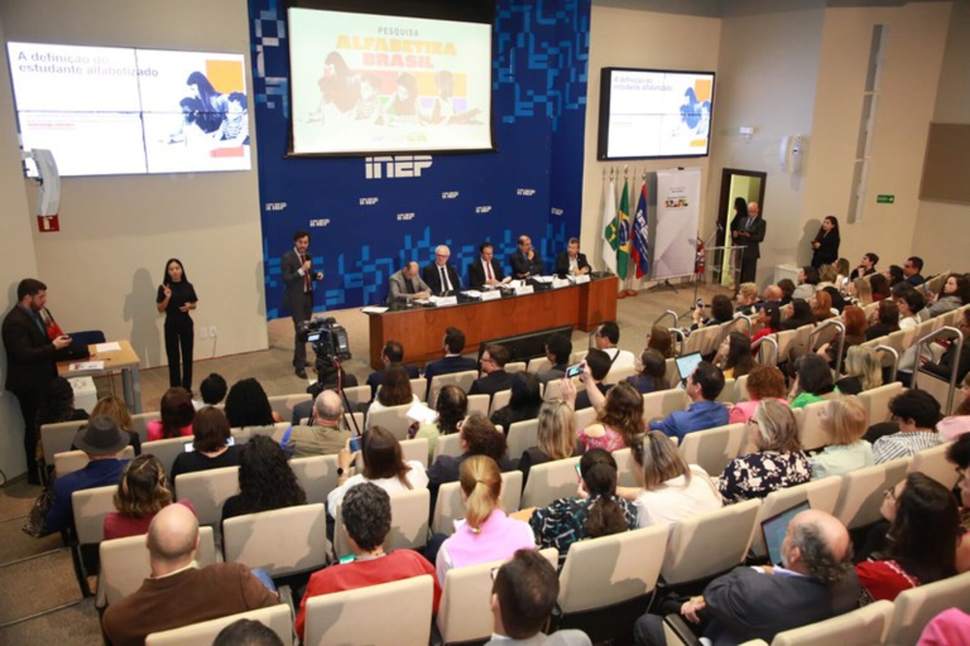 Pesquisa teve a participação de professores e especialistas das cinco regiões do Brasil.