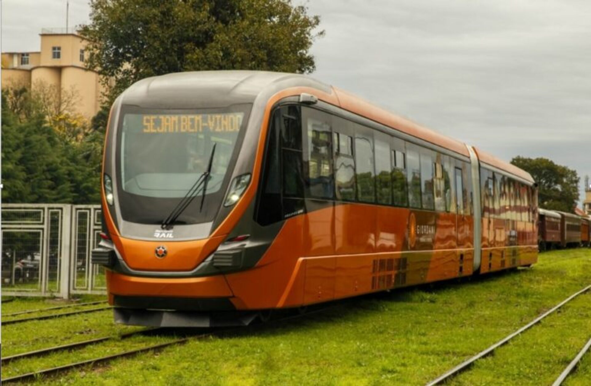 O roteiro será a bordo de um moderno VLT panorâmico, e contará com 22km de extensão, percorridos em aproximadamente 50 minutos.