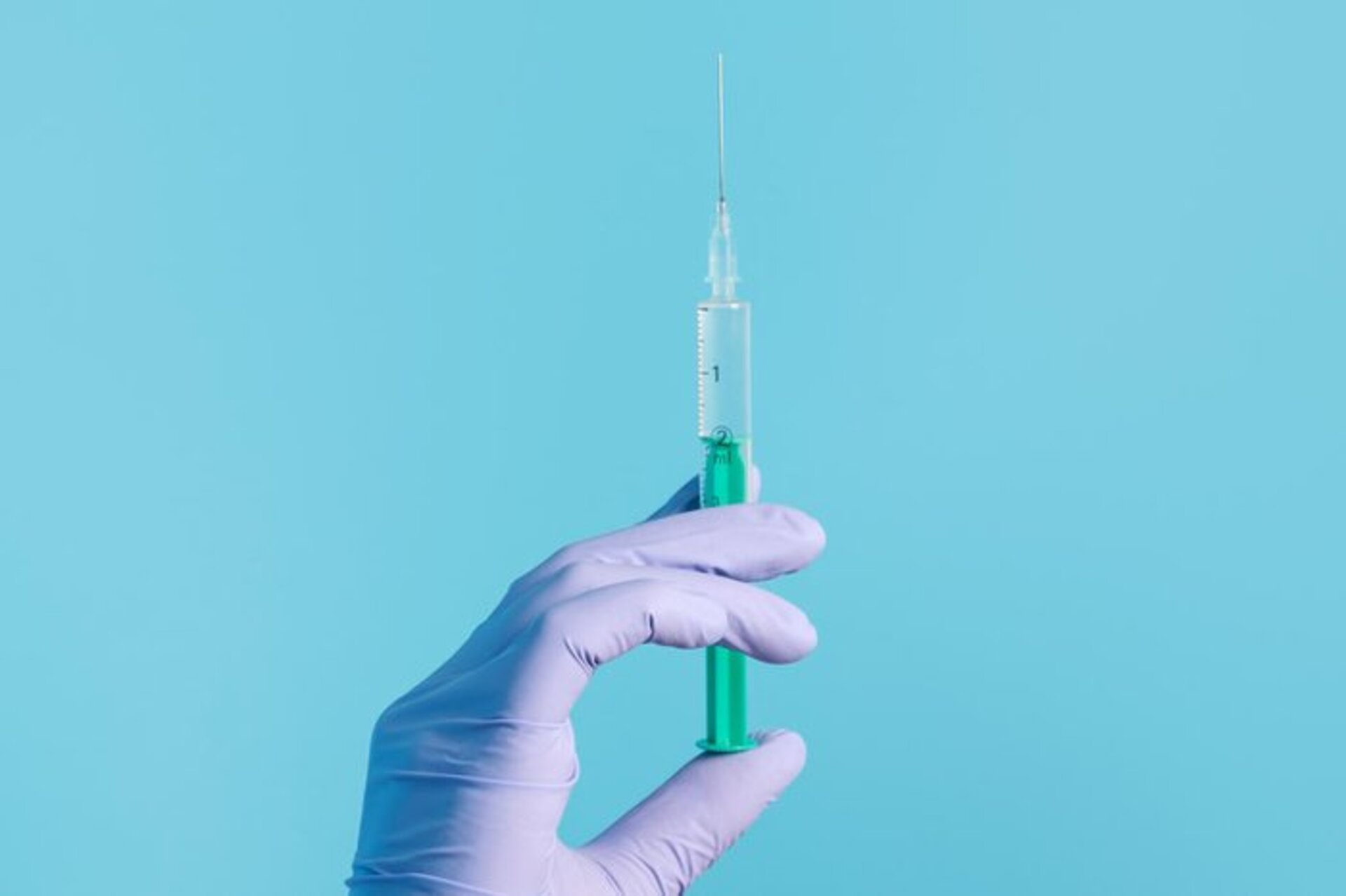 A principal diferença está em sua ação prolongada, com redução da necessidade de doses.