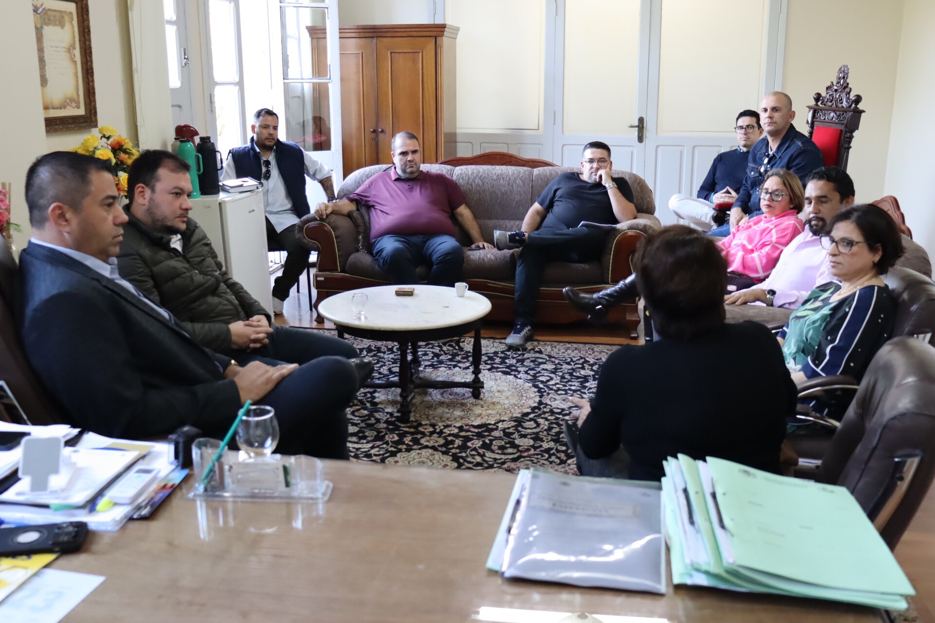 Encontro ocorreu na Câmara, com a presença da Apemu e dos secretarios de Educação, Governo e Administração.