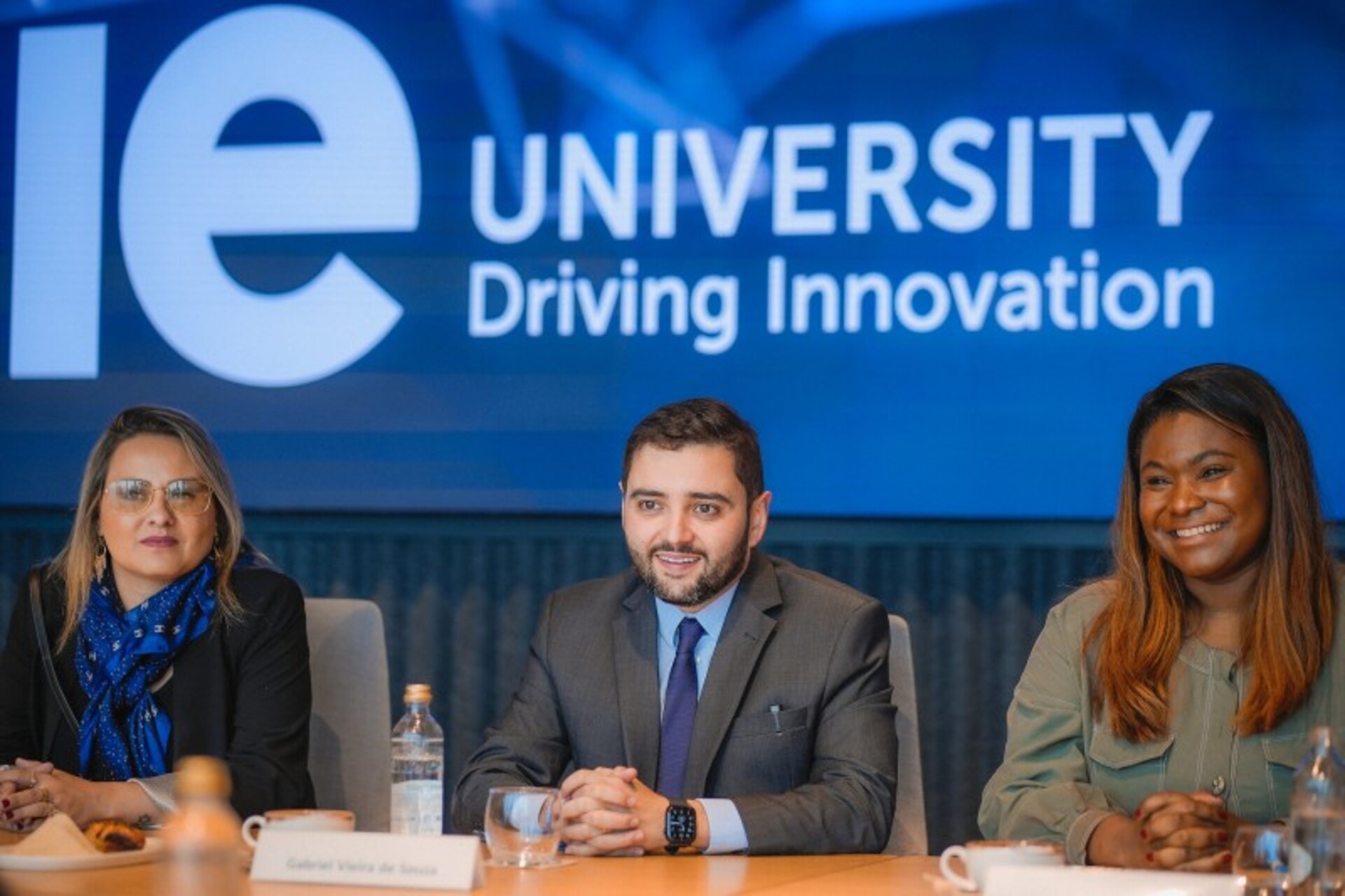 Gabriel Souza e as secretárias Danielle e Lisiane na IE University