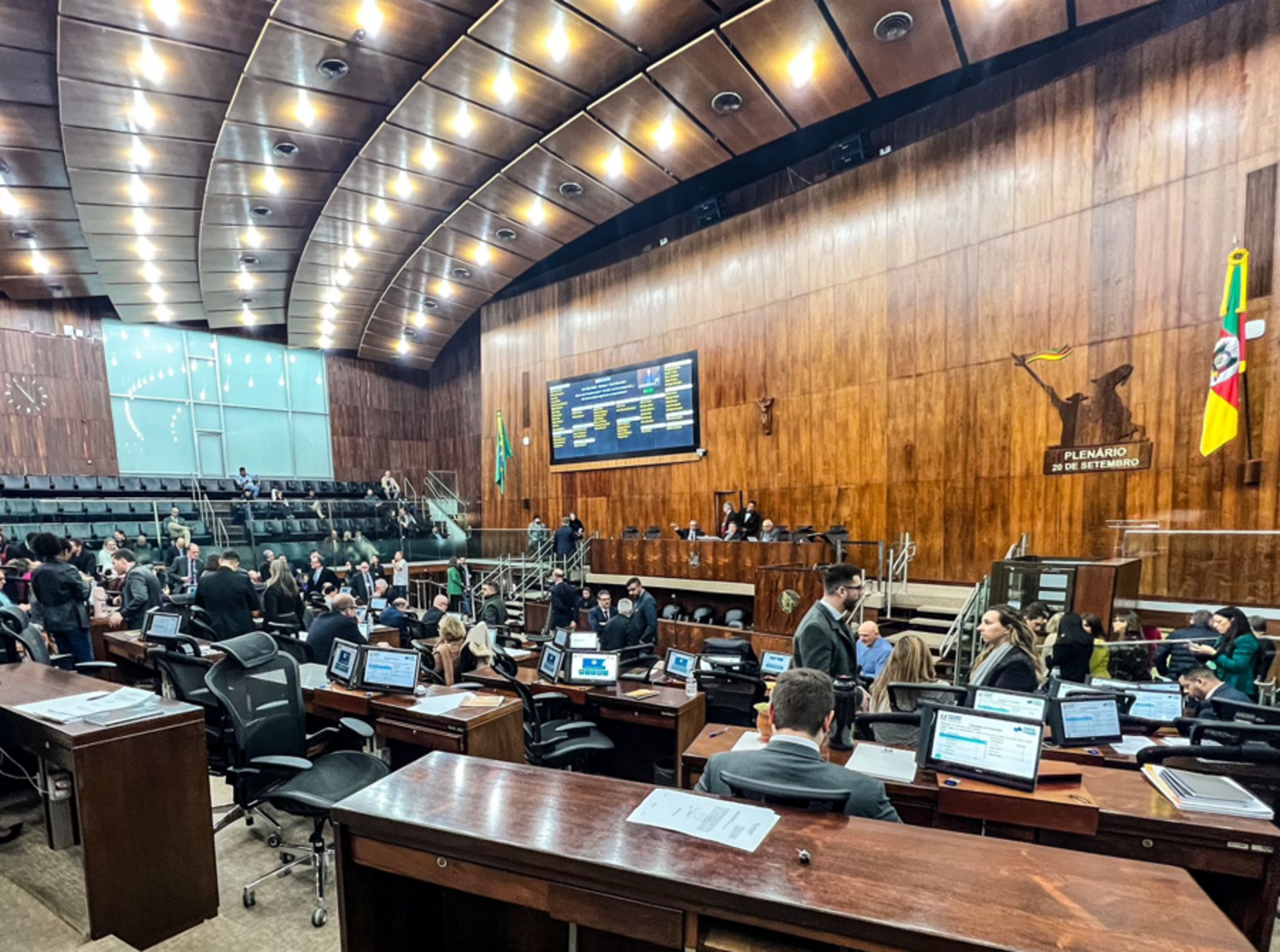 Projeto segue em debate no plenário da Assembleia Legislativa.
